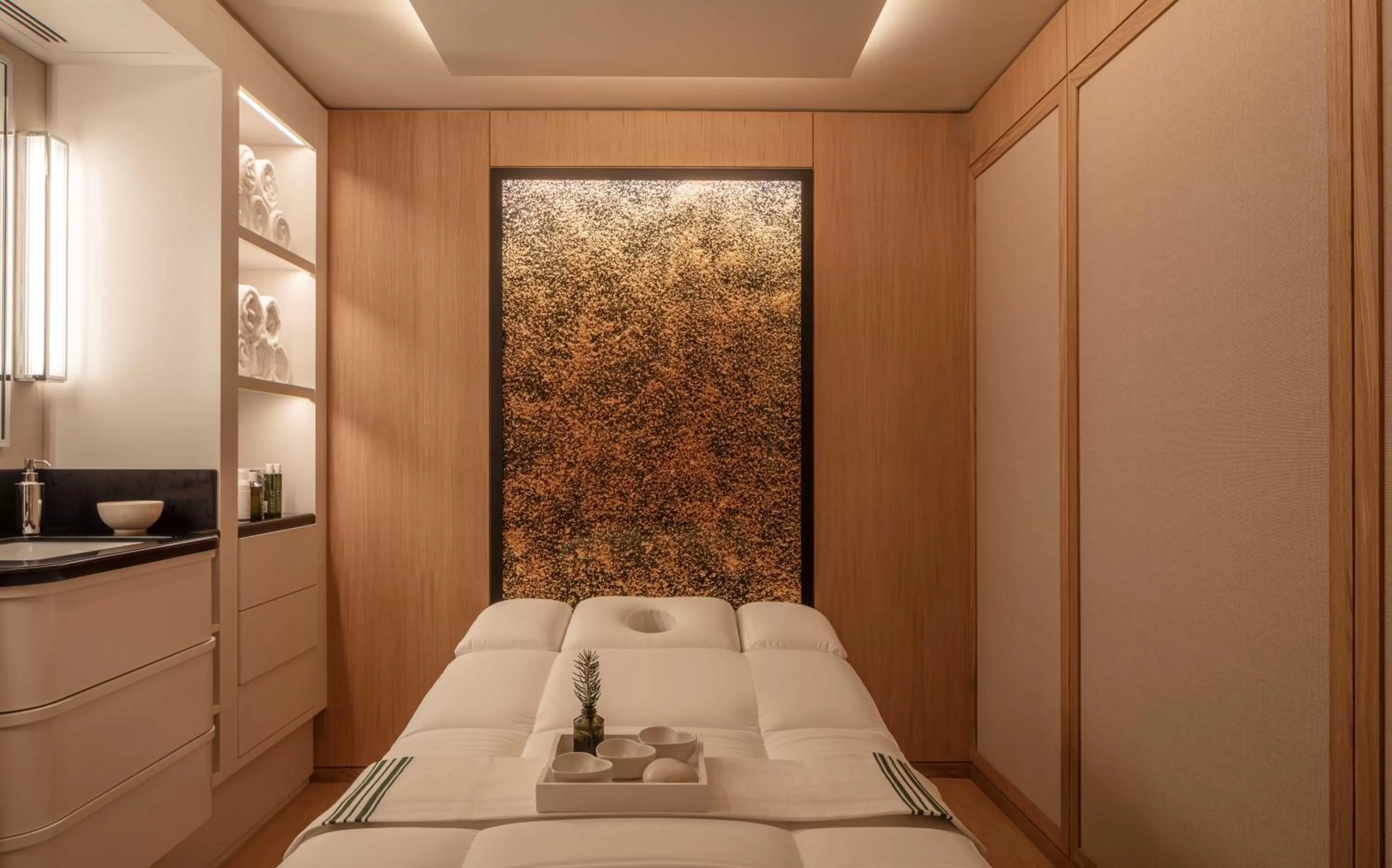 Massage, Bed in Les Chalets du Mont d'Arbois & Spa, Megève