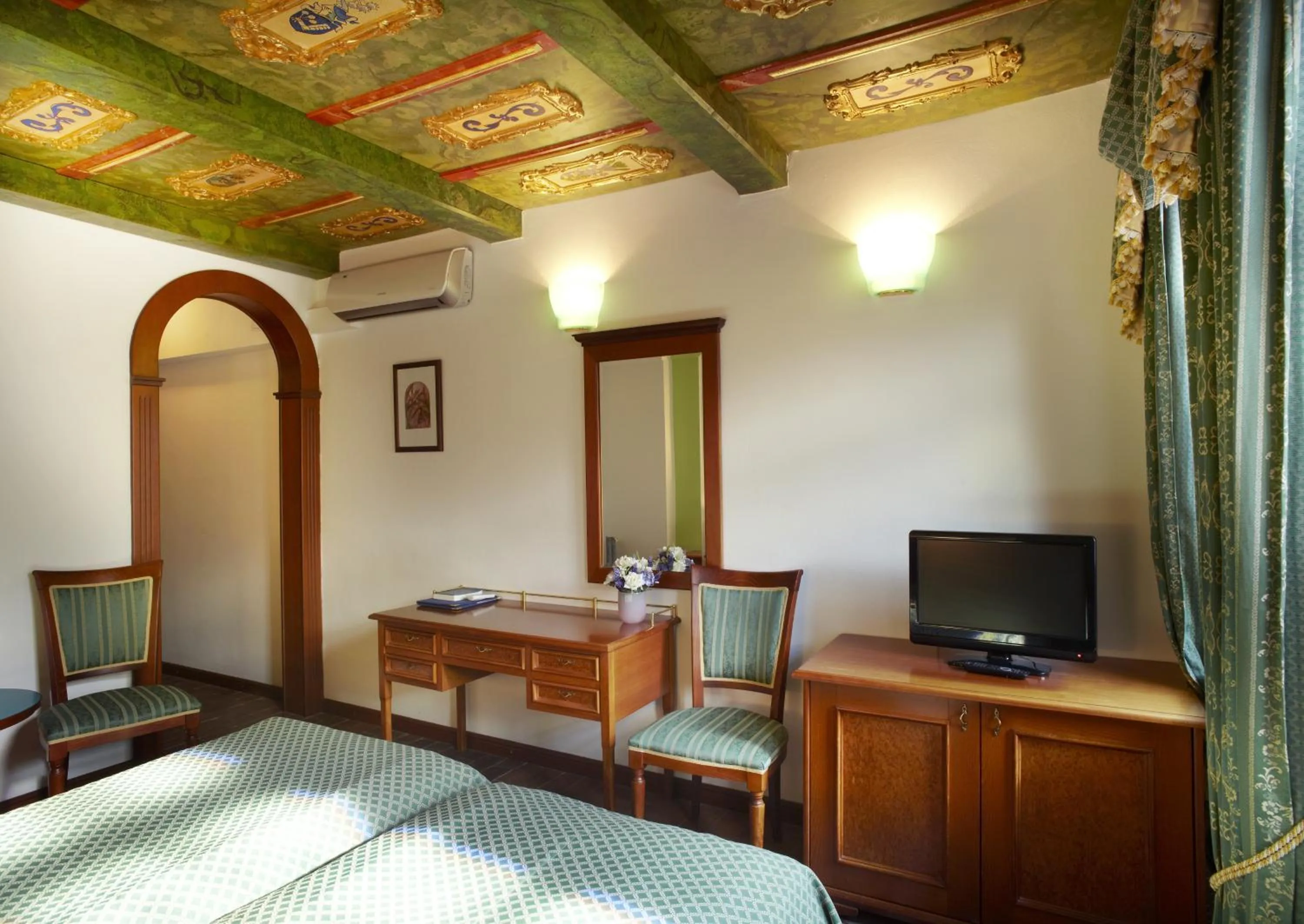 Bedroom, Bed in Royal Ricc