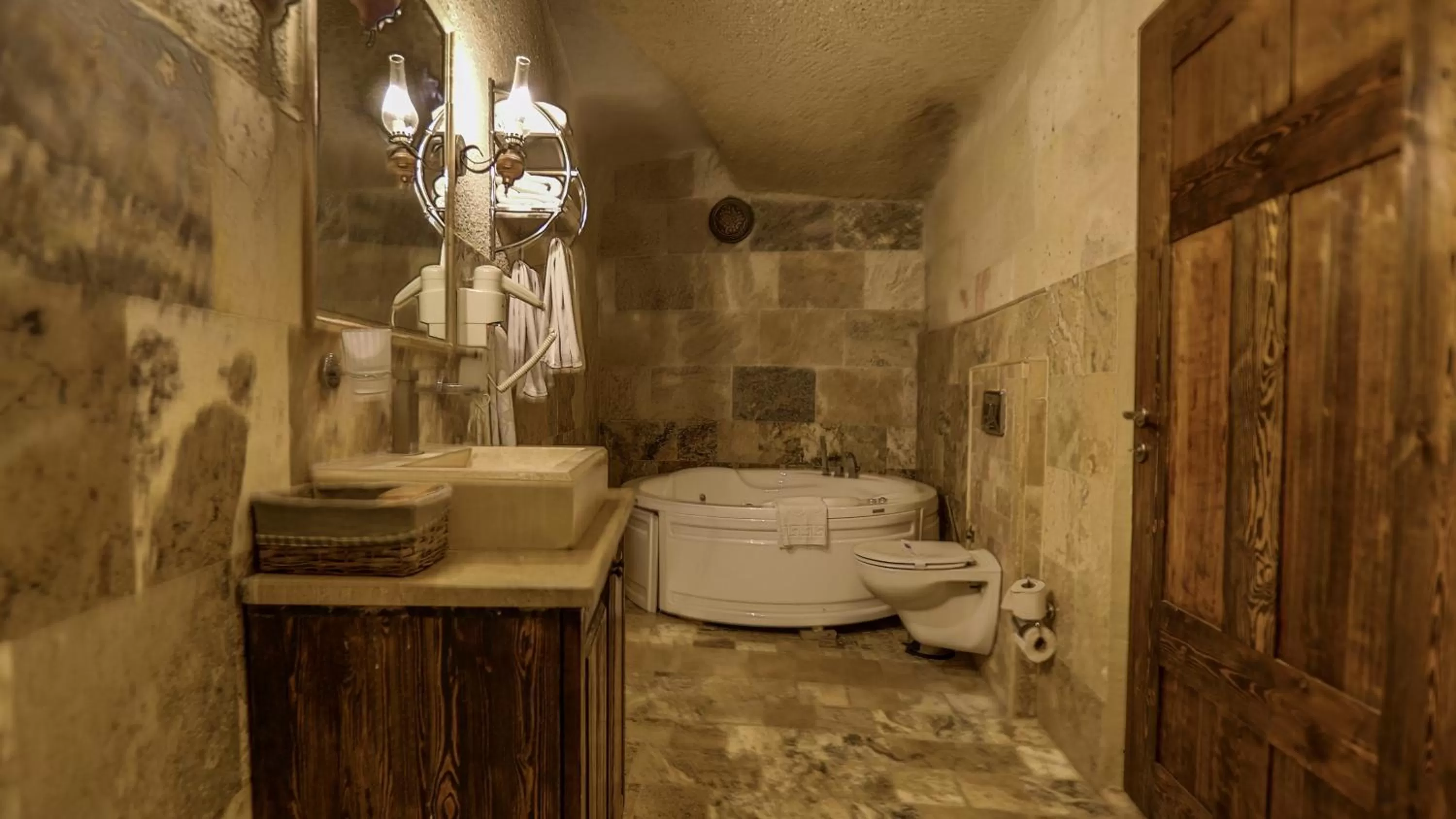 Toilet in Hidden Cave Hotel