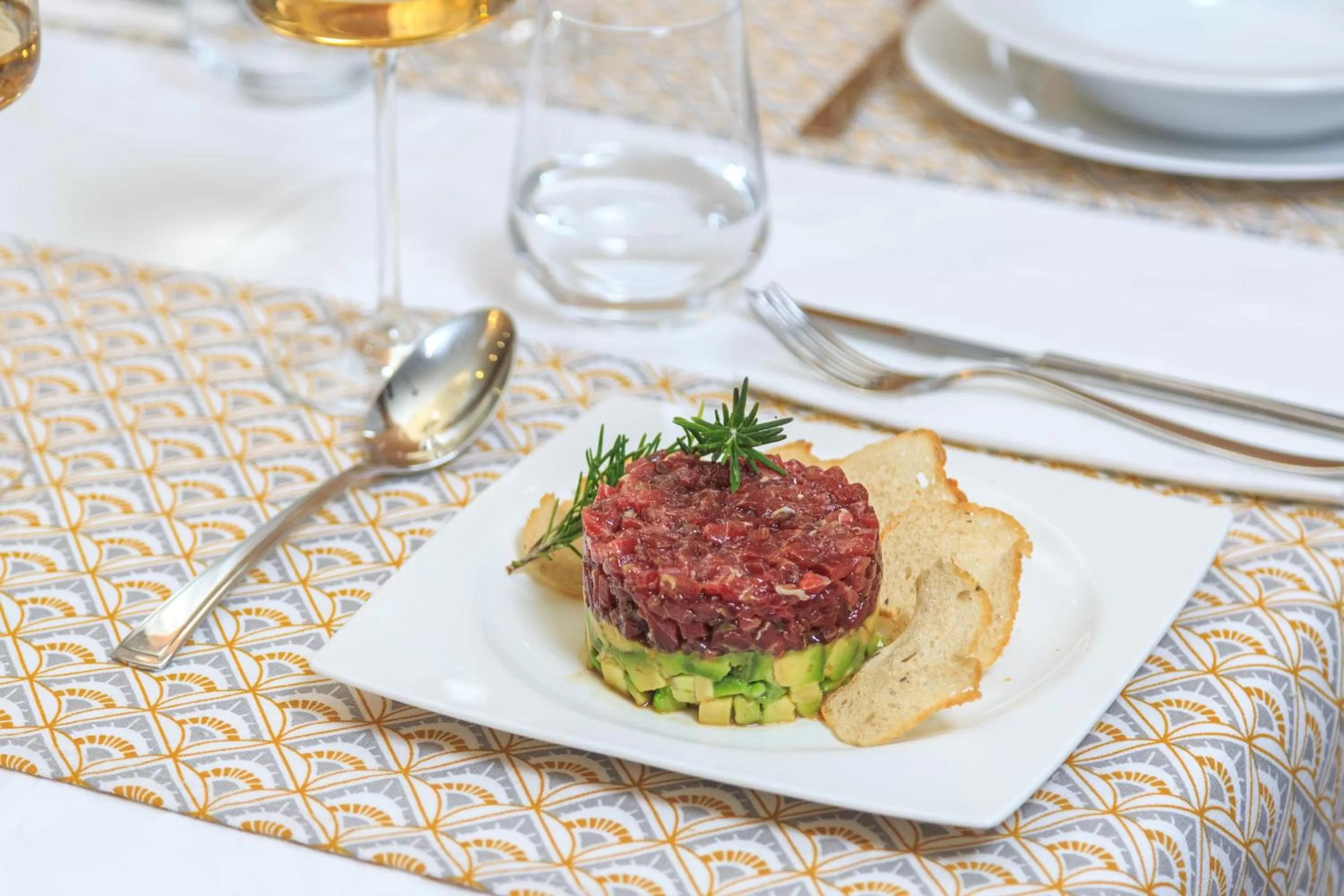 Restaurant/places to eat in Hotel Maksim