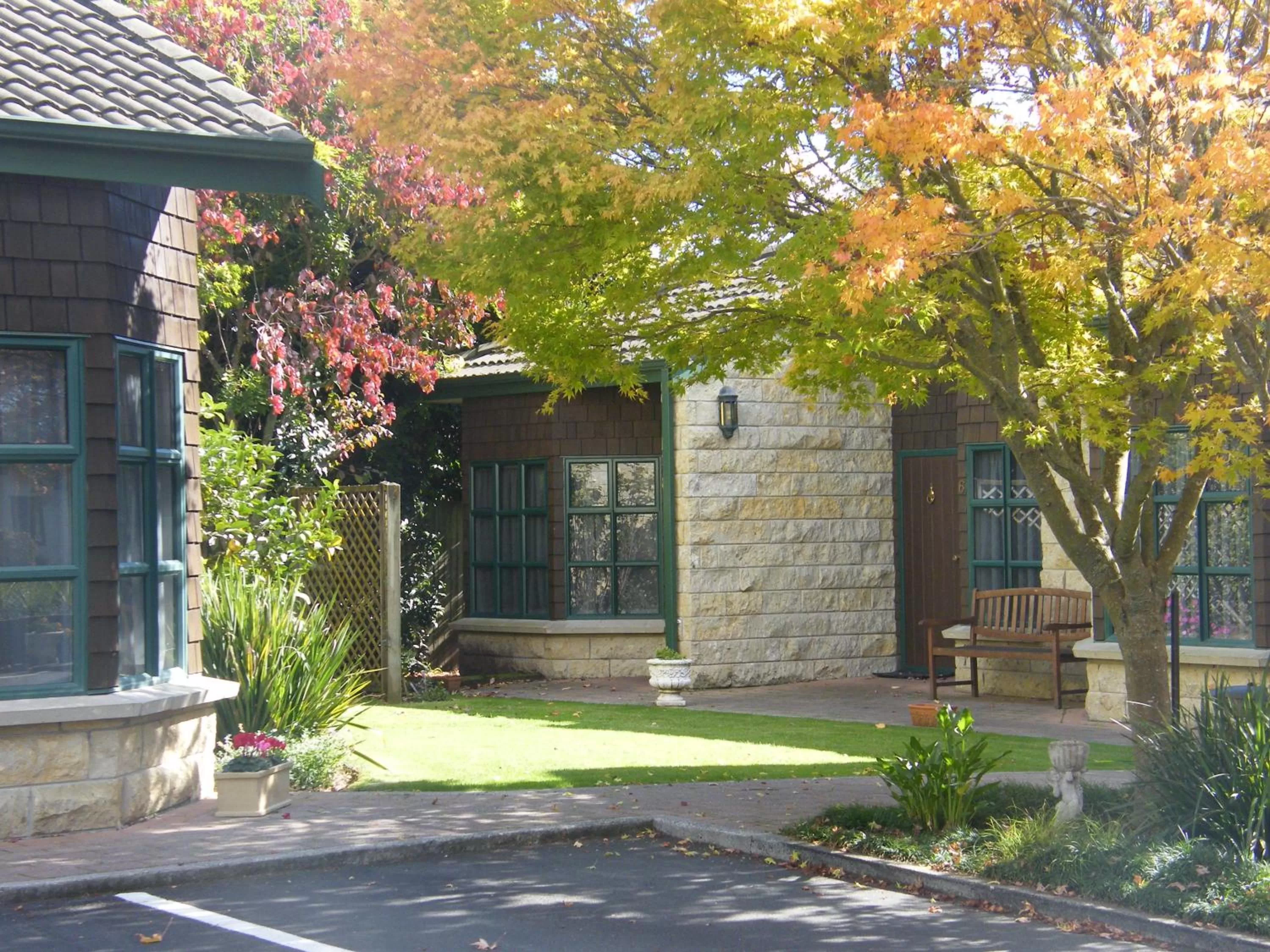 Garden in Cambridge Mews Motel