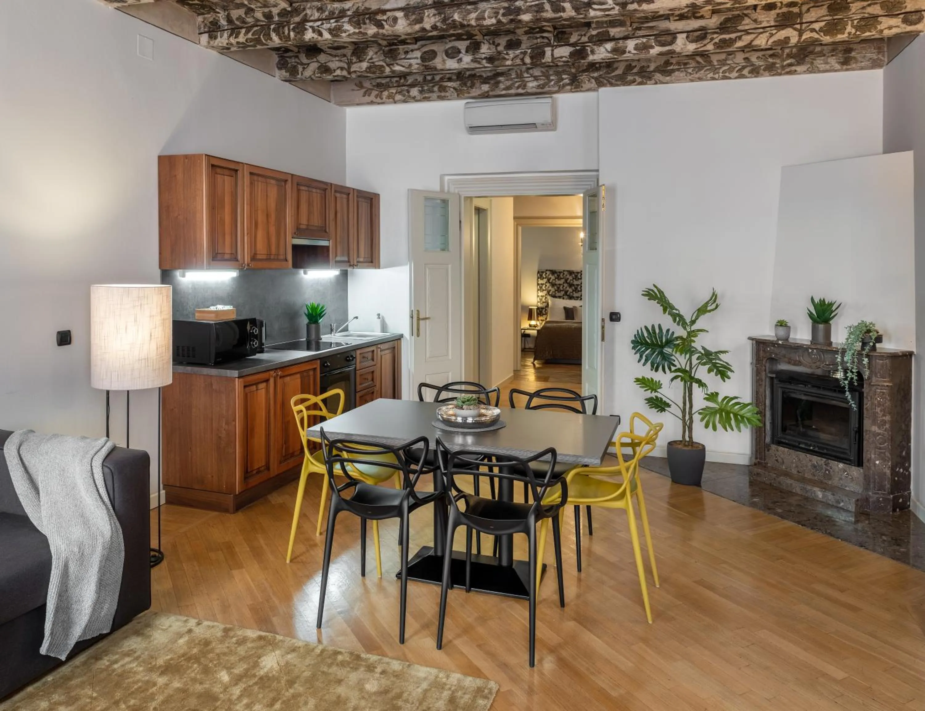 Living room in Chateau 9 Apartments by Adrez