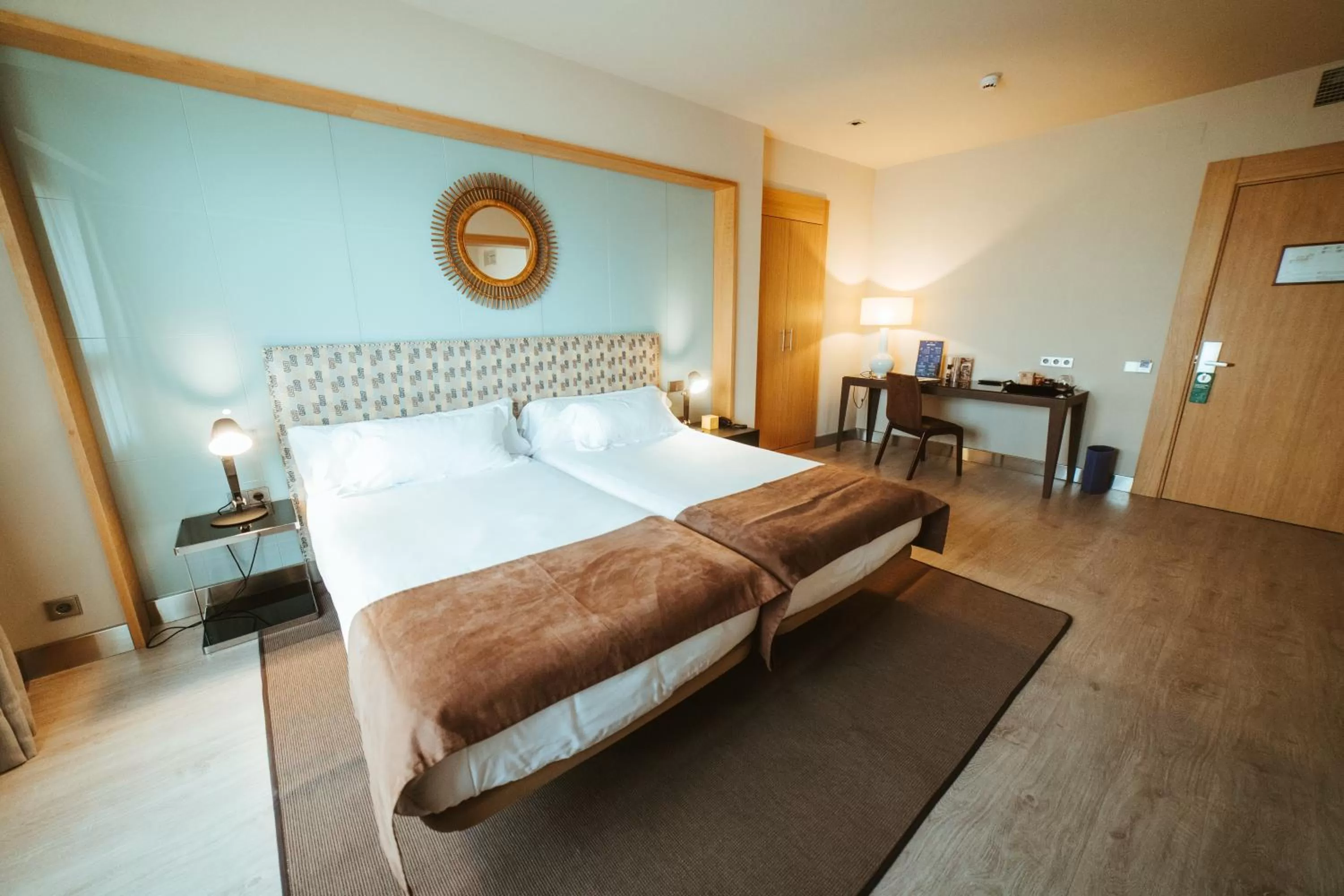 Photo of the whole room, Bed in Barceló León Conde Luna