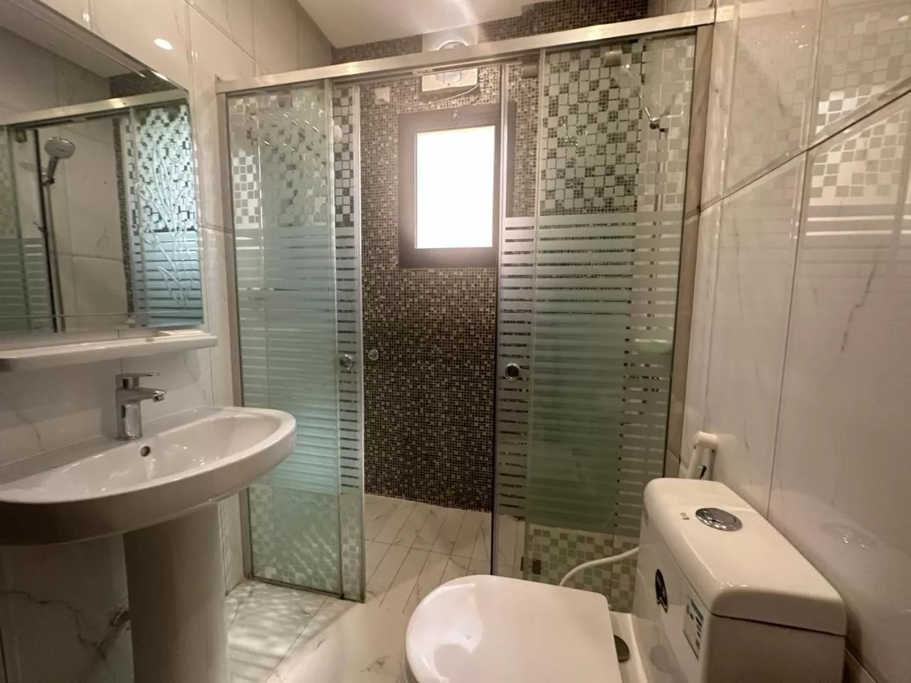 Shower in يان للشقق المخدومة - Yan Apartments