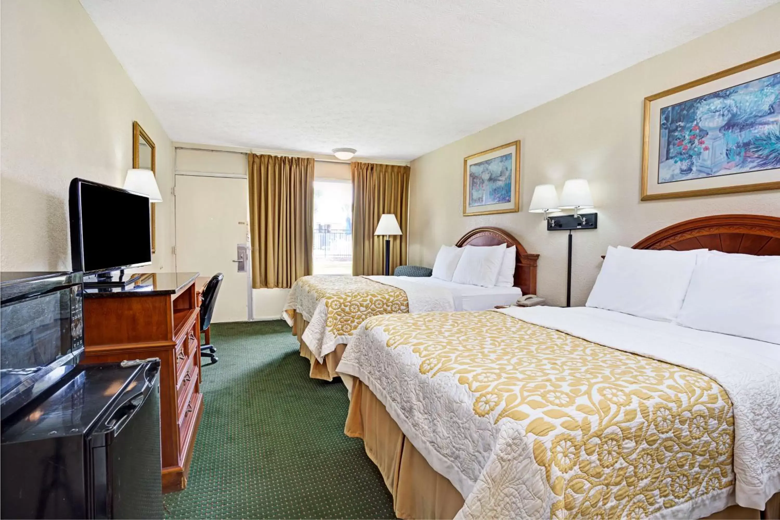 Queen Room with Mobility/Hearing Accessible - Non-Smoking in Days Inn by Wyndham St Augustine I-95-Outlet Mall Queen Room with Mobility/Hearing Accessible - Non-Smoking in Days Inn by Wyndham St Augustine I-95-Outlet Mall