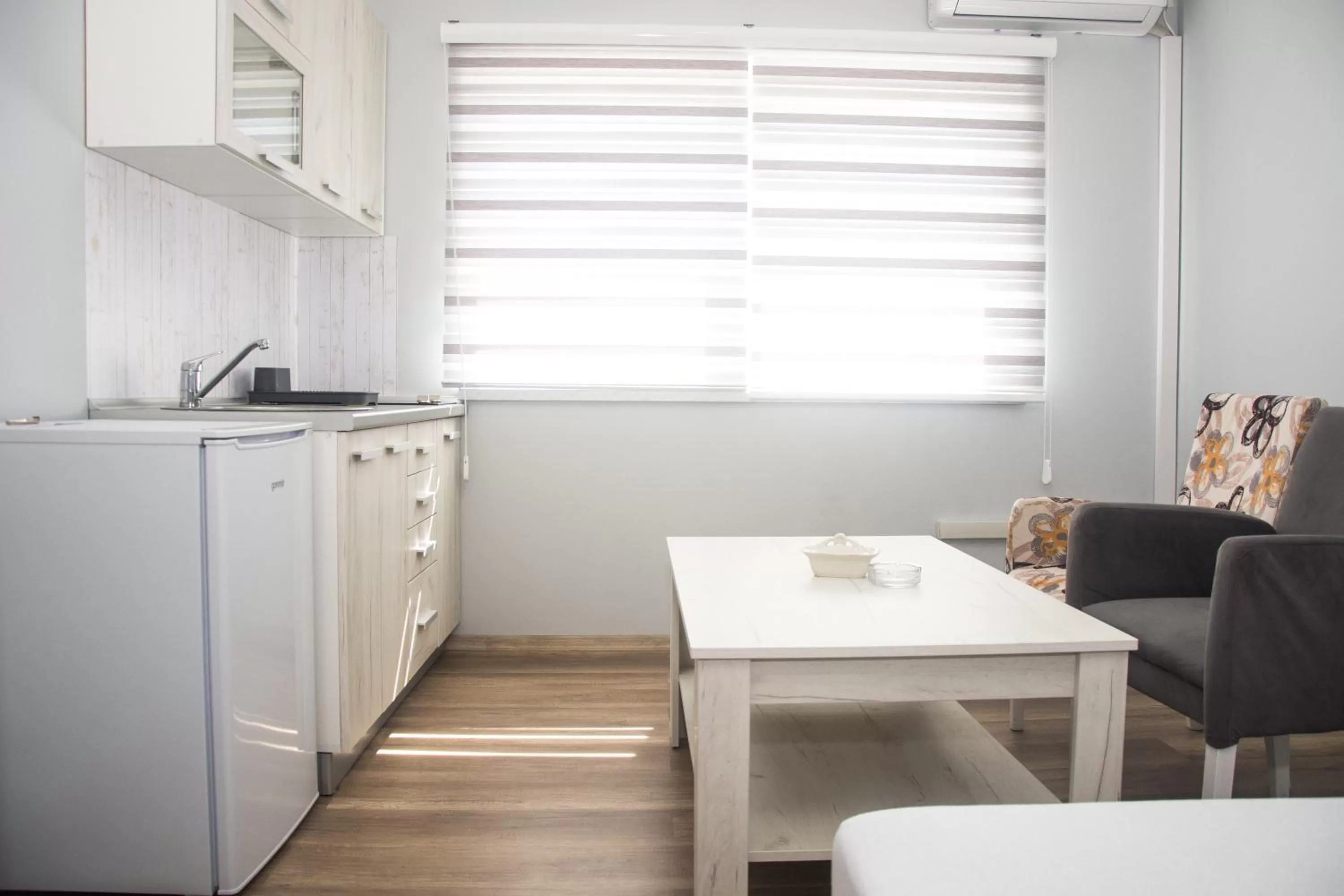 Kitchen/Kitchenette in Motel Aura