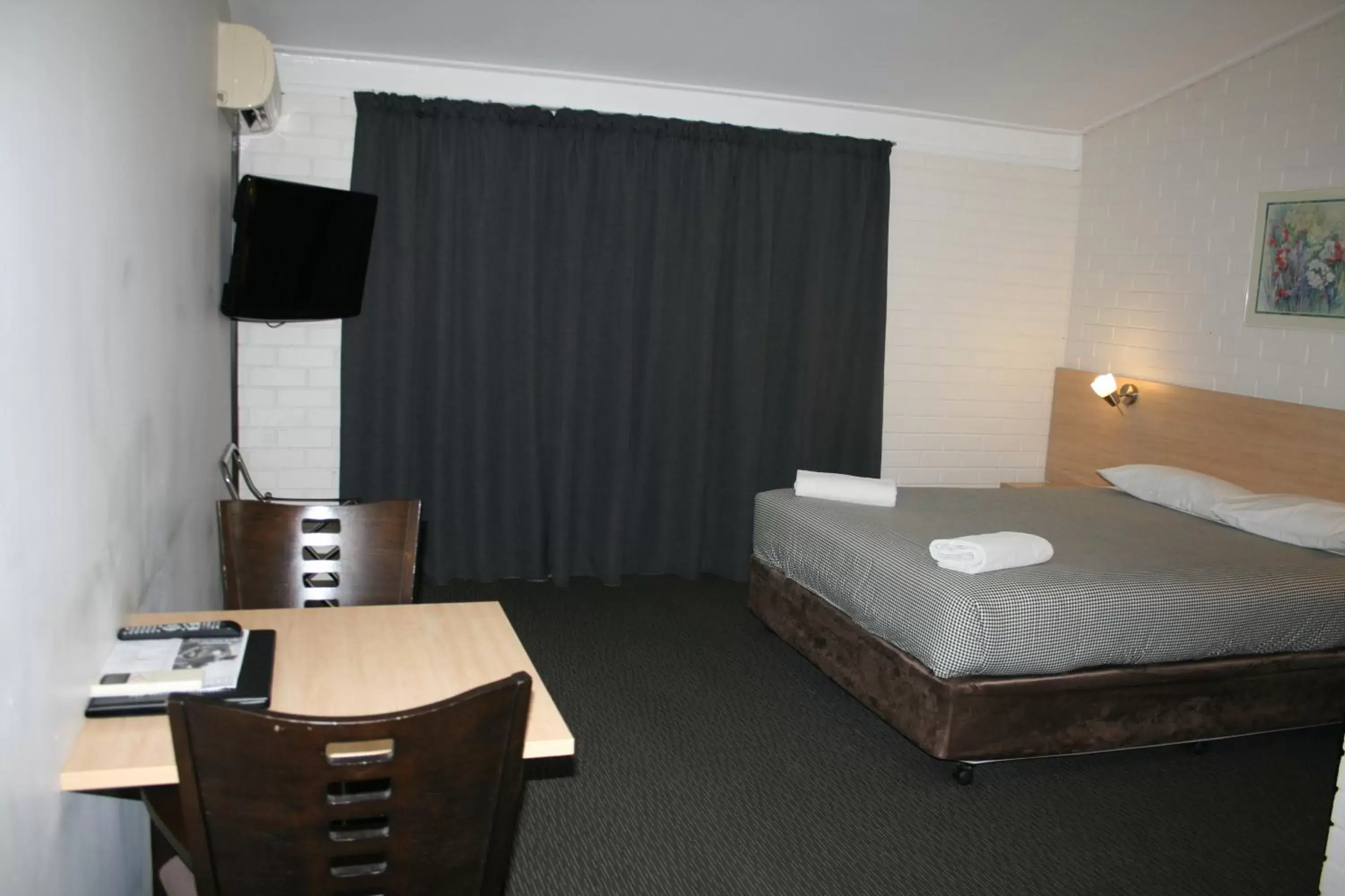 Standard Queen Room - single occupancy in The Plains Motor Inn Standard Queen Room - single occupancy in The Plains Motor Inn