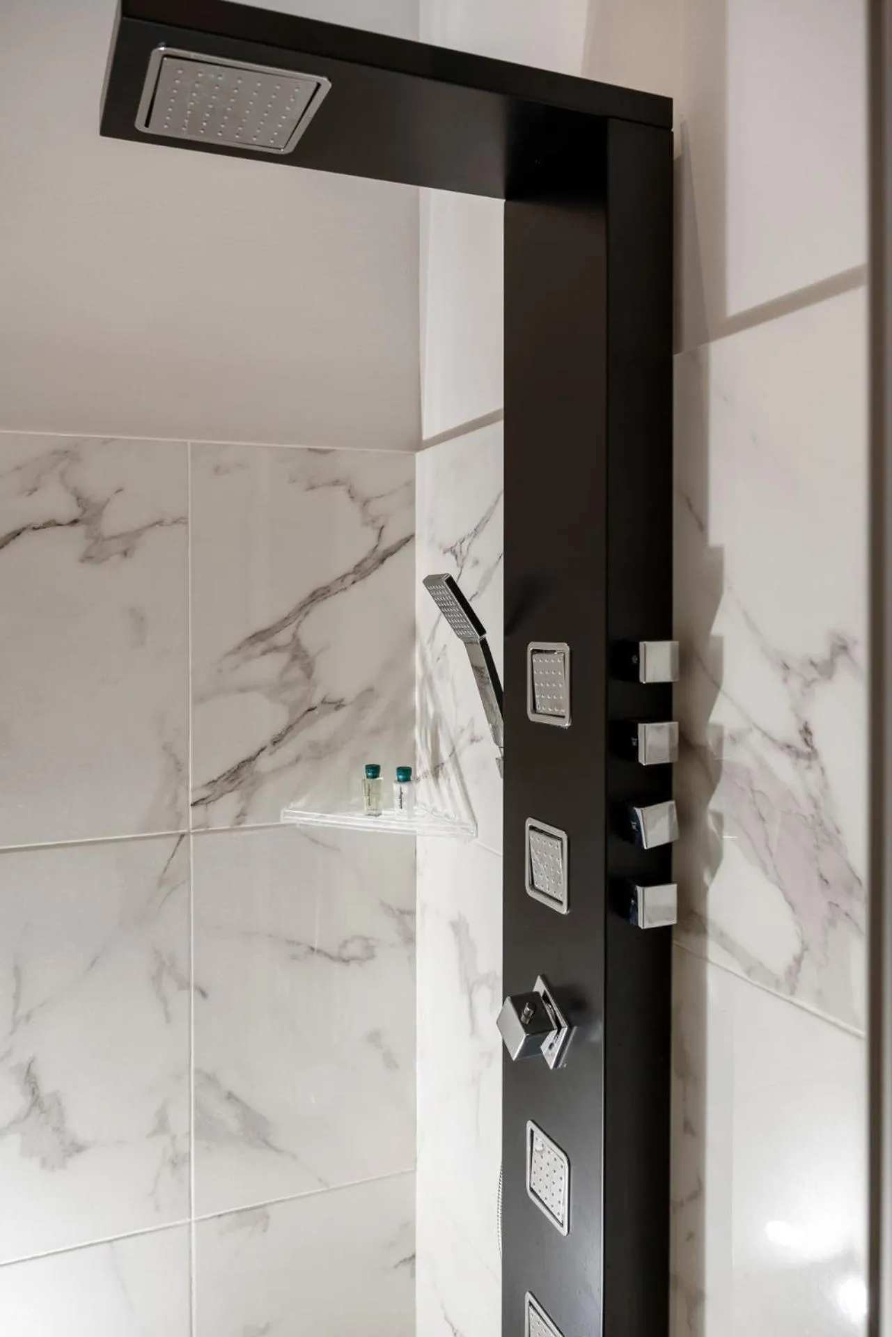 Shower in Albergo Rossini 1936 Small & Charming