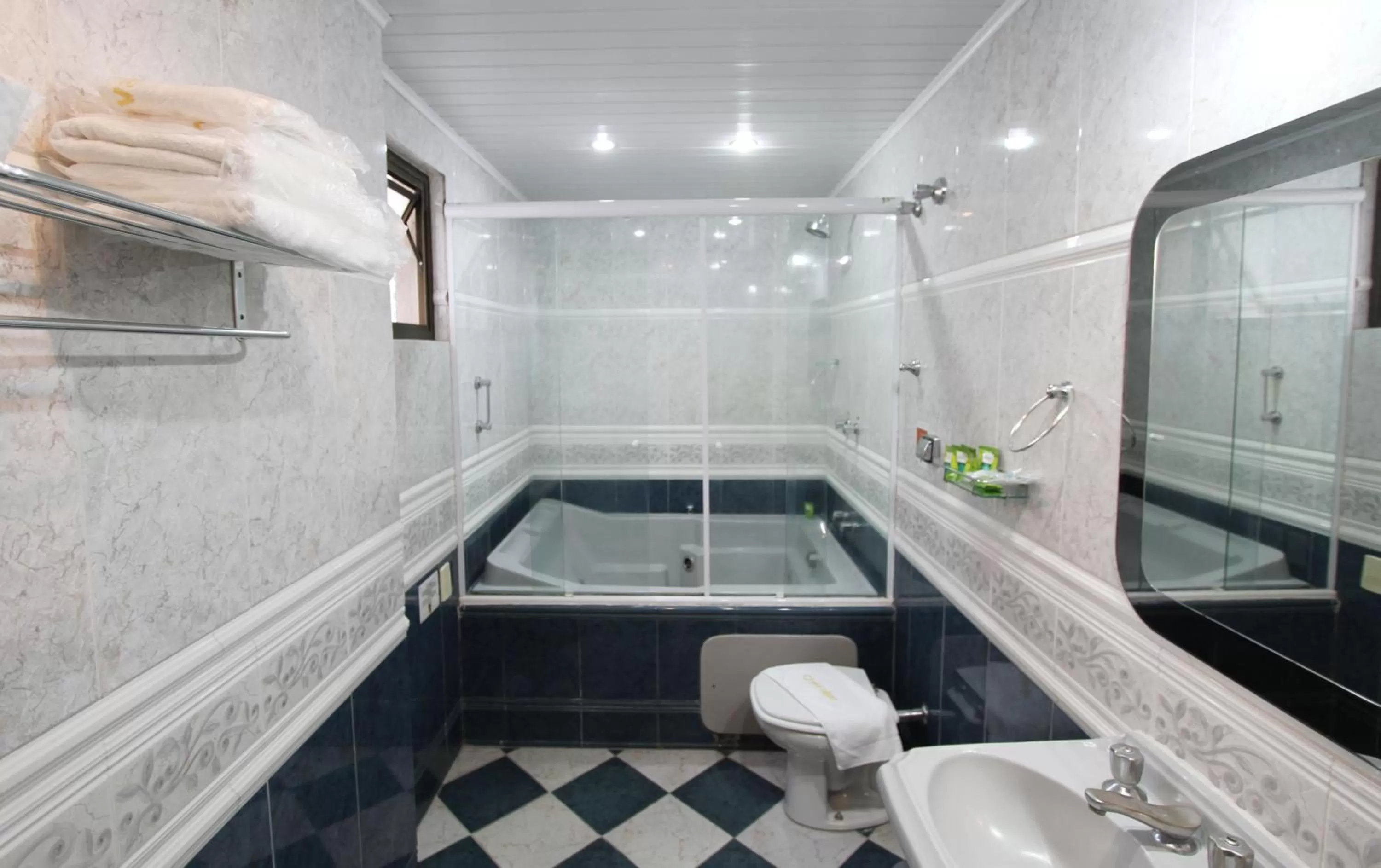 Hot Tub, Bathroom in Gran Chevalier Hotel