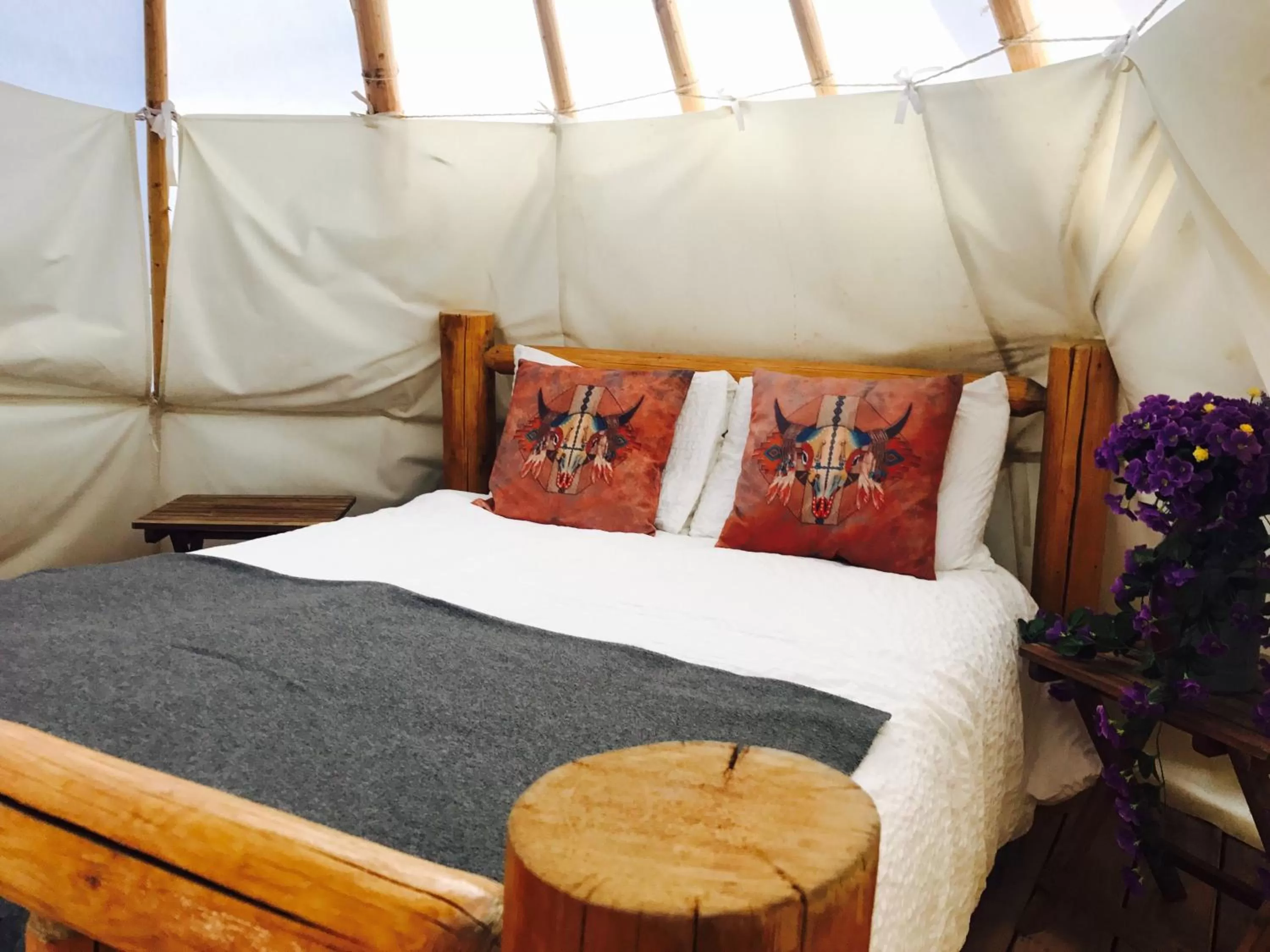 Bed in Olancha RV Park and Motel