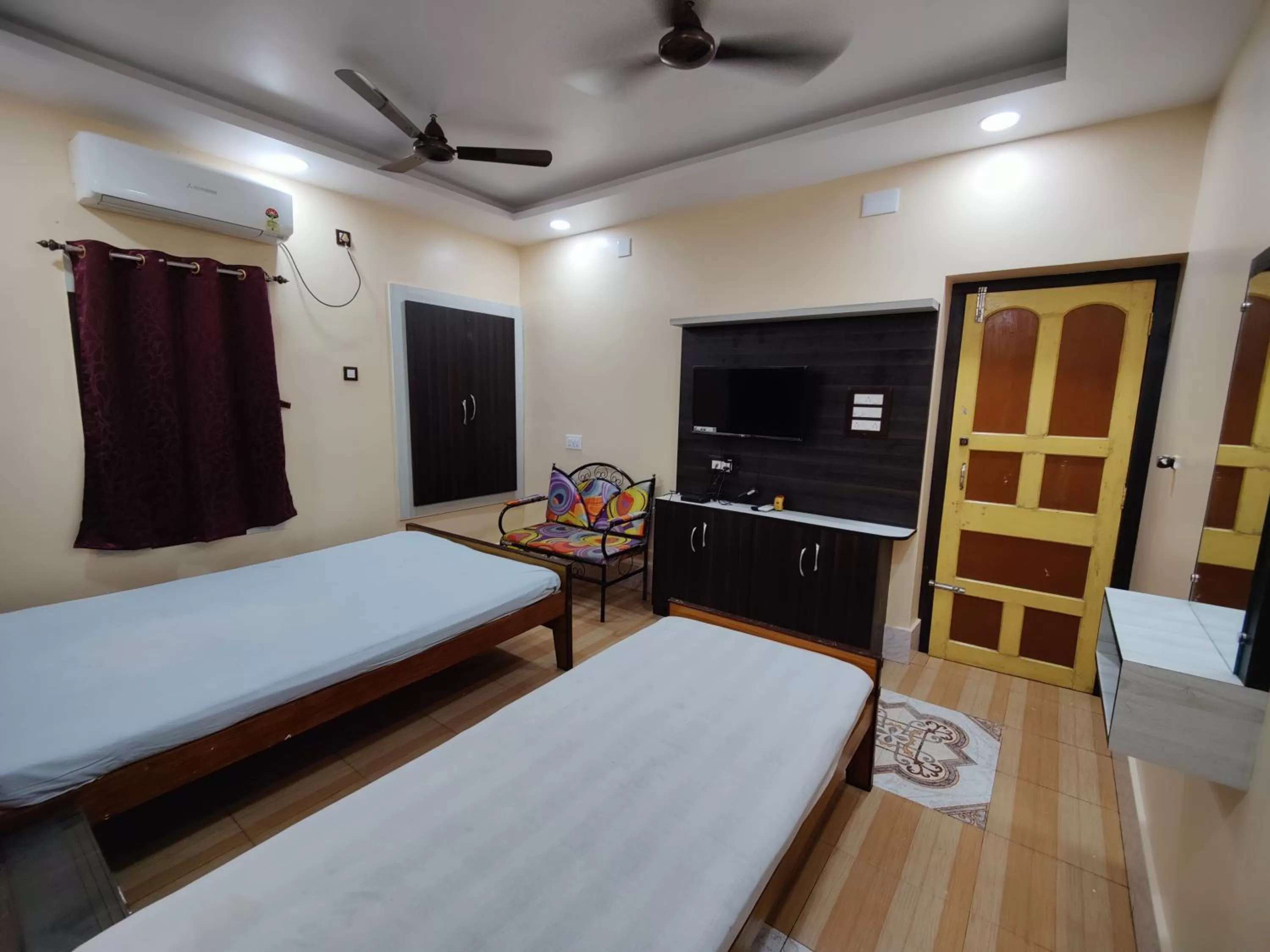 Photo of the whole room, Bed in Monalisa Lodge