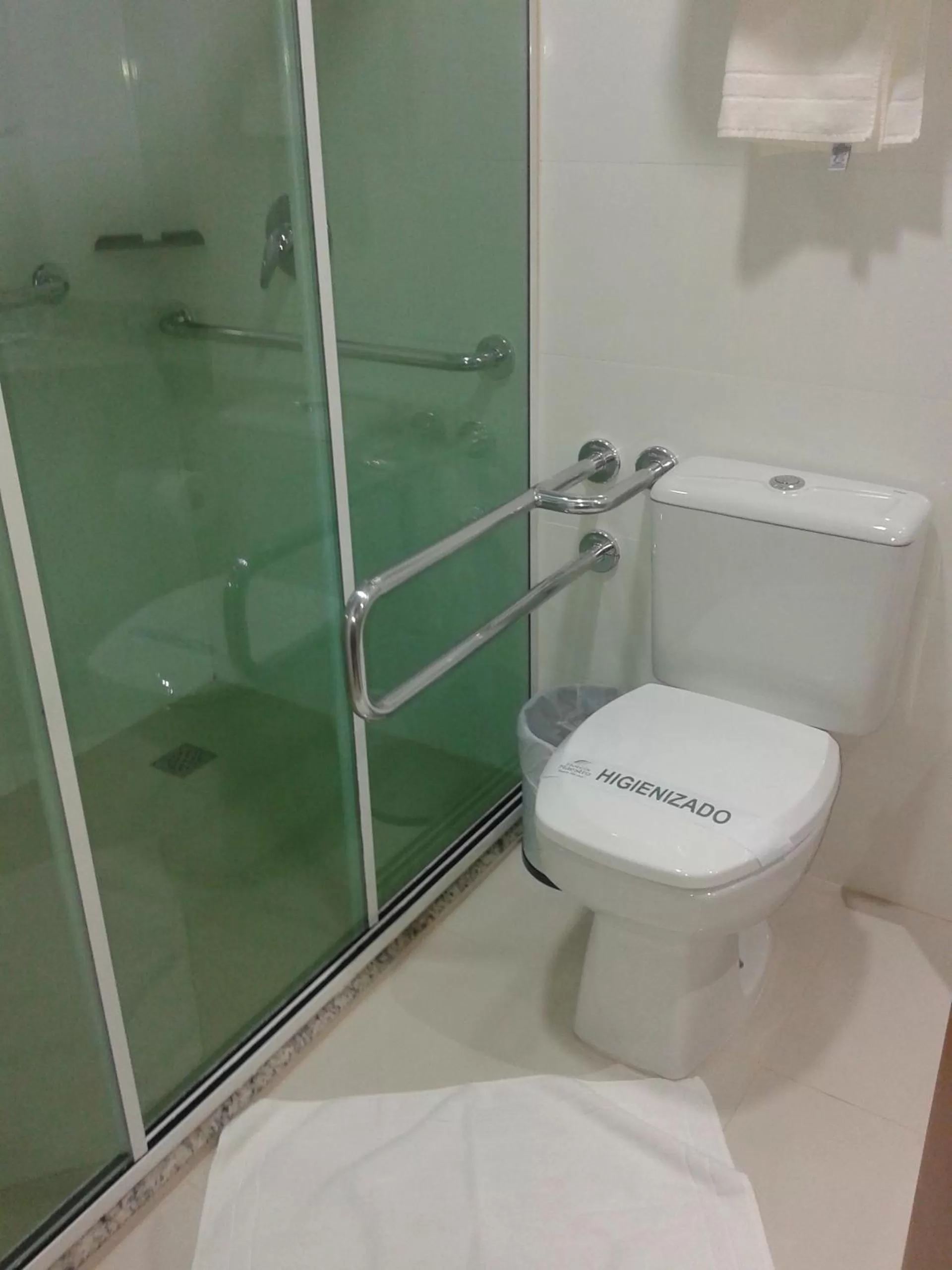 Bathroom in Hotel Maestro Villa Do Lago Toledo