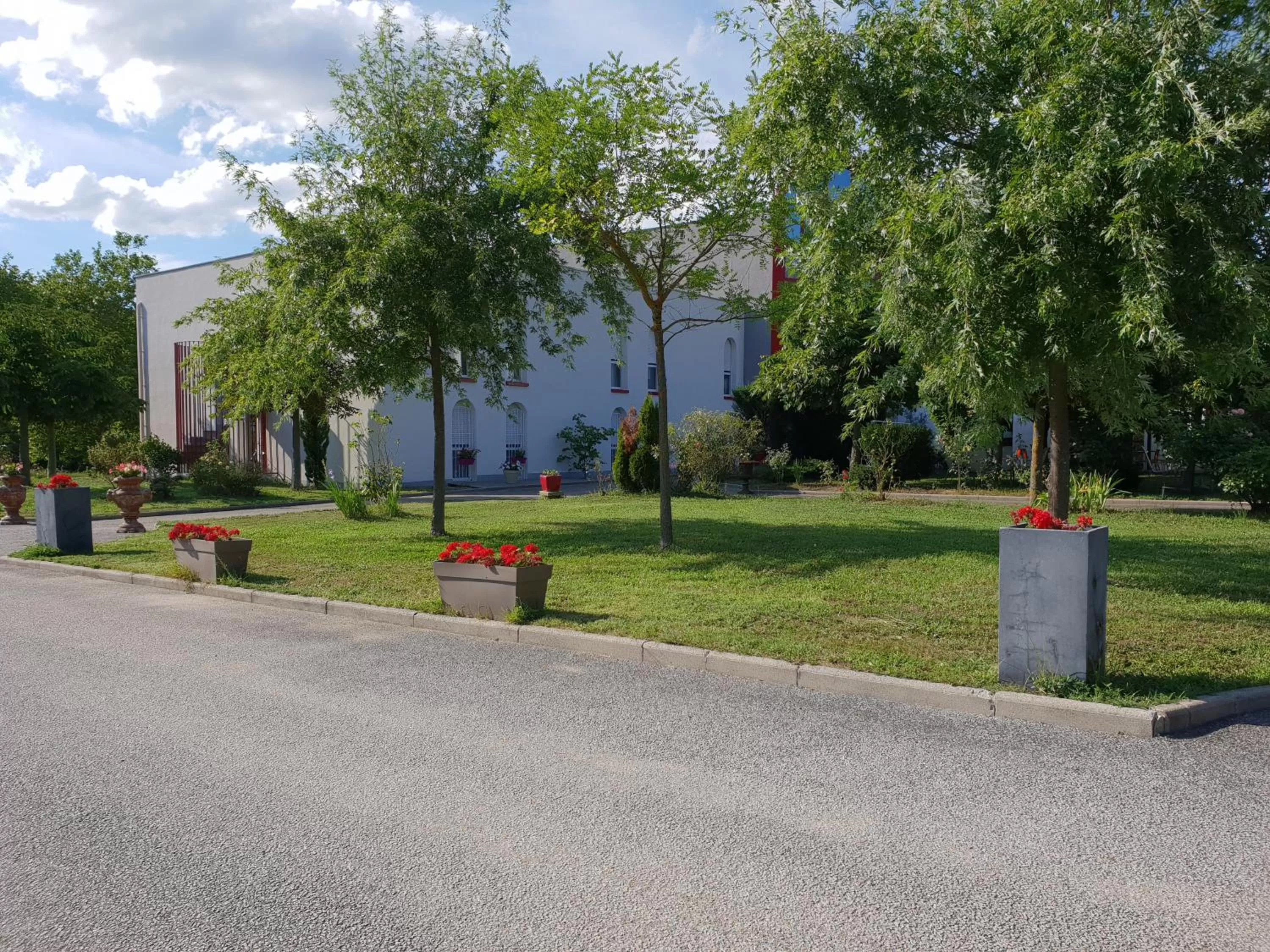 Facade/entrance in L'Abribis