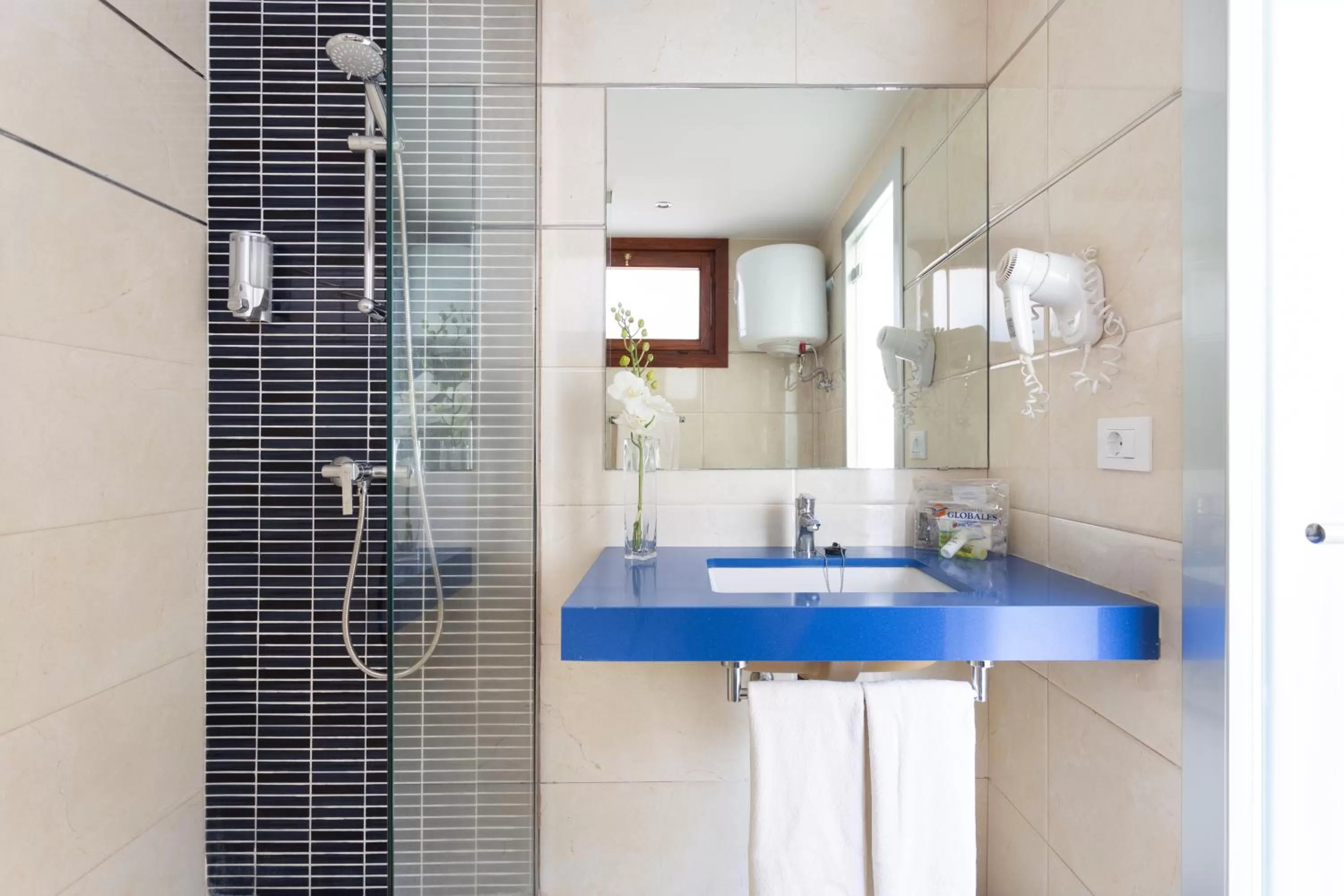 Bathroom in Globales Tamaimo Tropical