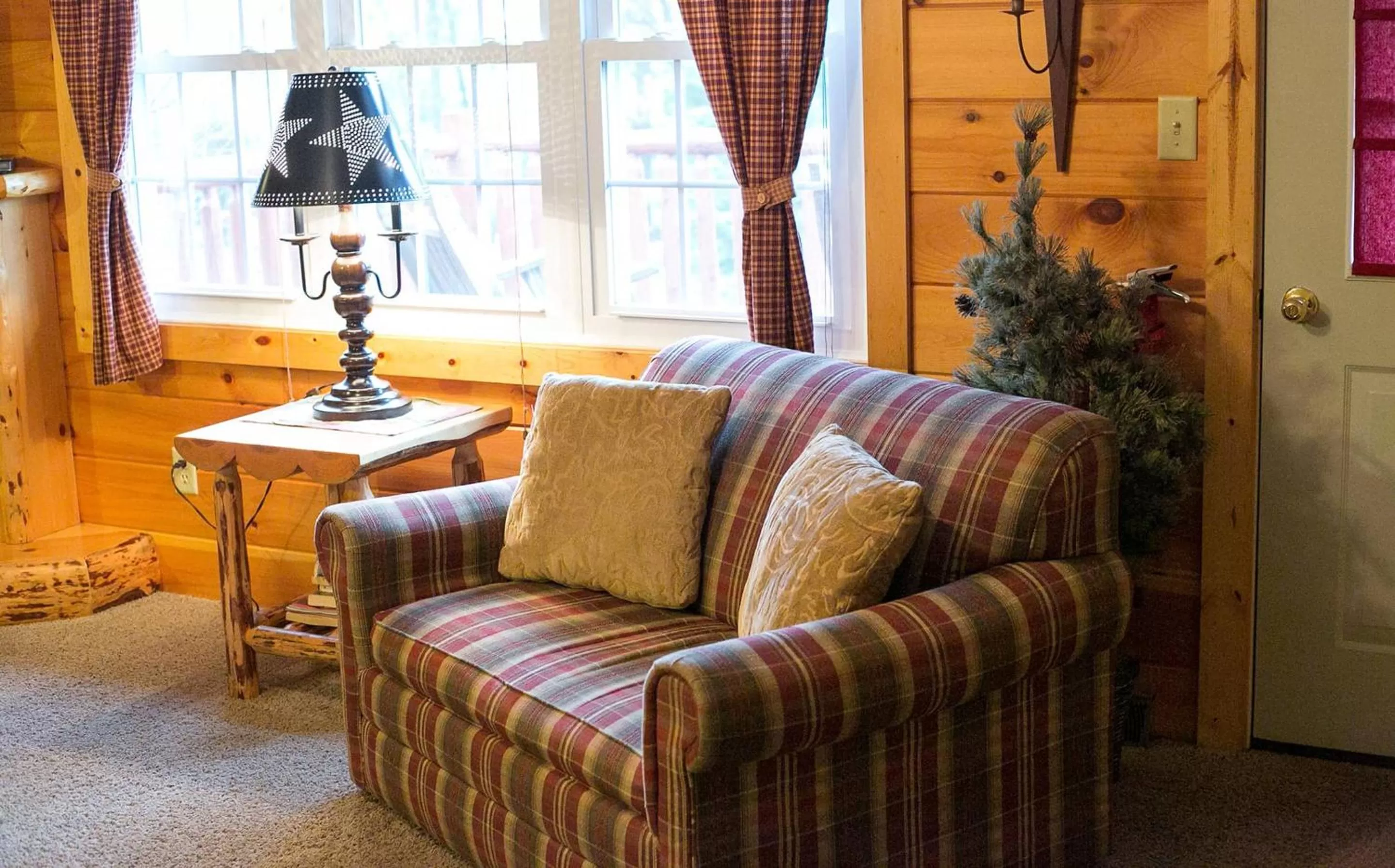 Living room in Blessing Lodge by Amish Country Lodging