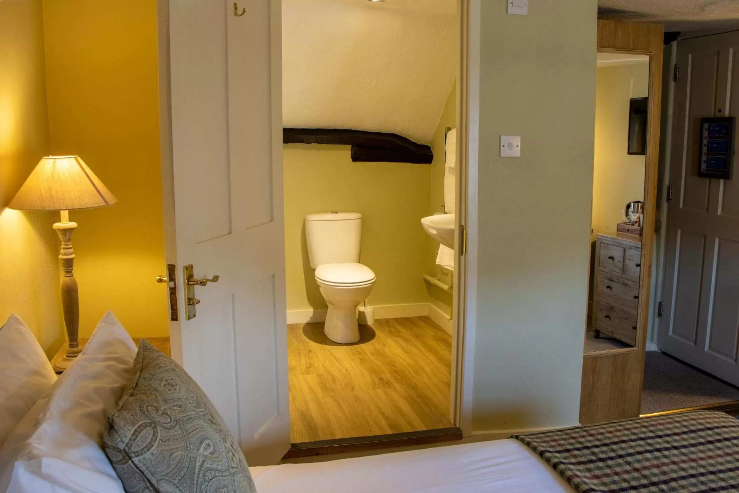 Bathroom, Bed in The Green Dragon