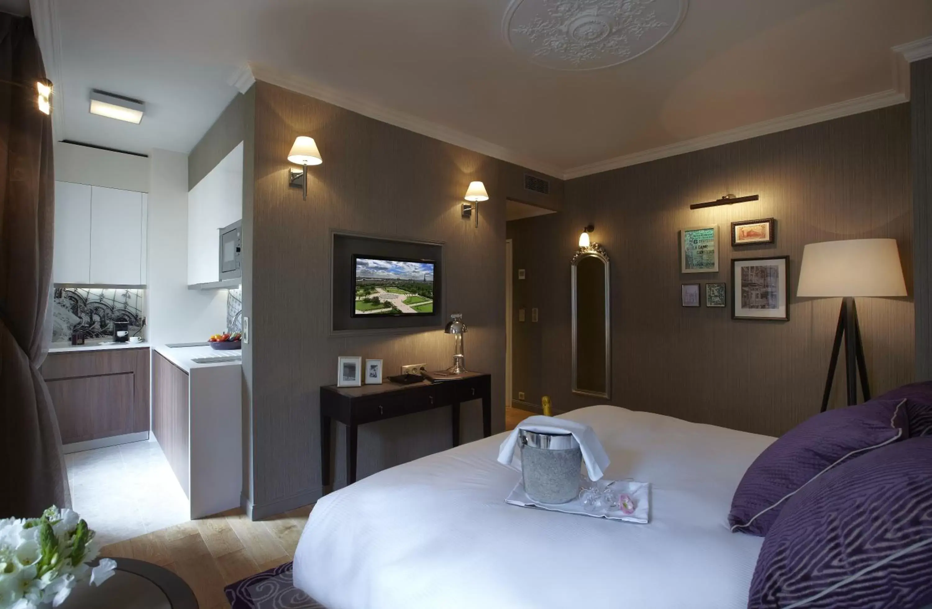 La Clef Louvre Paris by The Crest Collection La Clef Louvre Paris by The Crest Collection