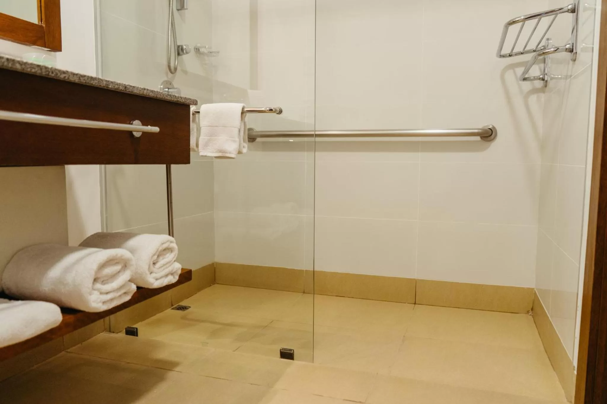 Bathroom in Holiday Inn Guayaquil Airport by IHG