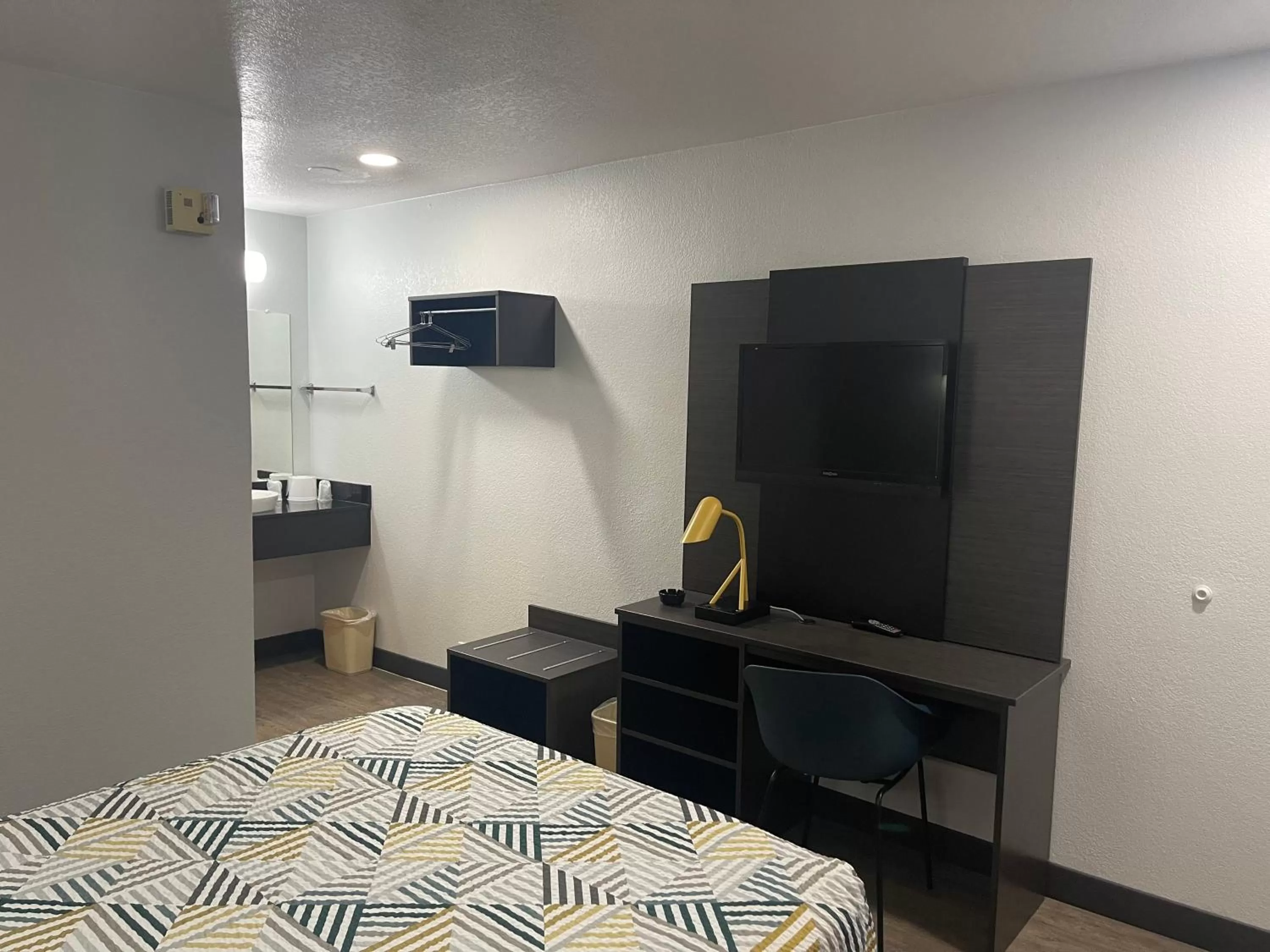 Bed in Motel 6 Denton, TX - UNT