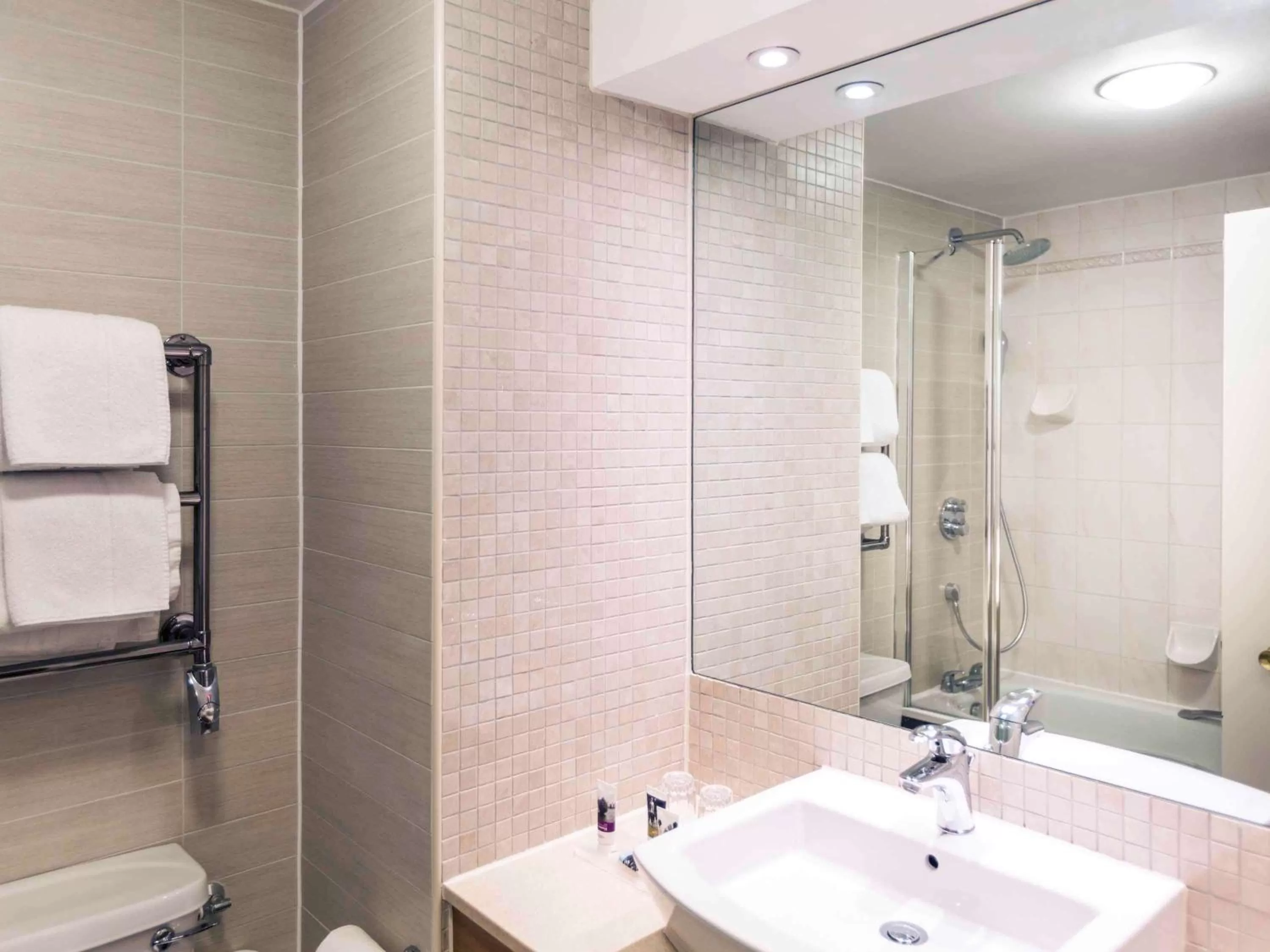 Shower in Mercure Daventry Court Hotel