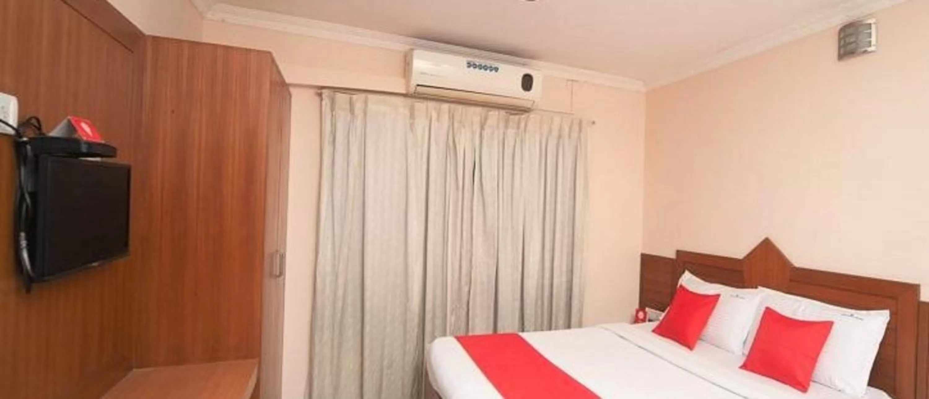 TV and multimedia, Bed in Silver Cloud Hotel Sholinganallur