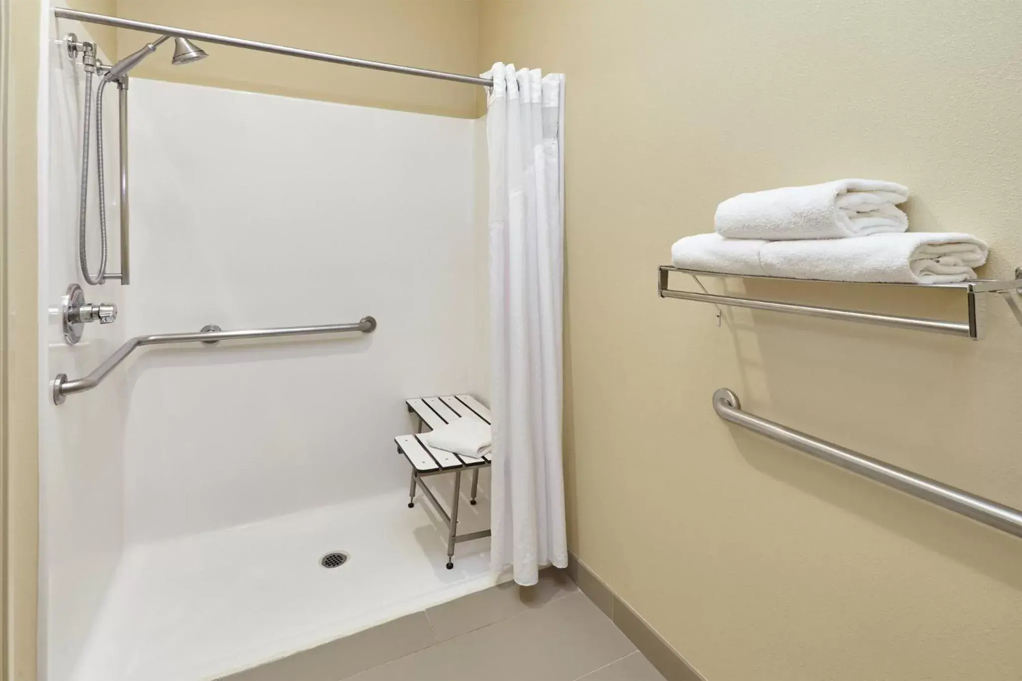 Queen Suite with Two Queen Beds and Mobility Accessible Roll-In Shower in Holiday Inn Express & Suites Chicago-Libertyville by IHG Queen Suite with Two Queen Beds and Mobility Accessible Roll-In Shower in Holiday Inn Express & Suites Chicago-Libertyville by IHG