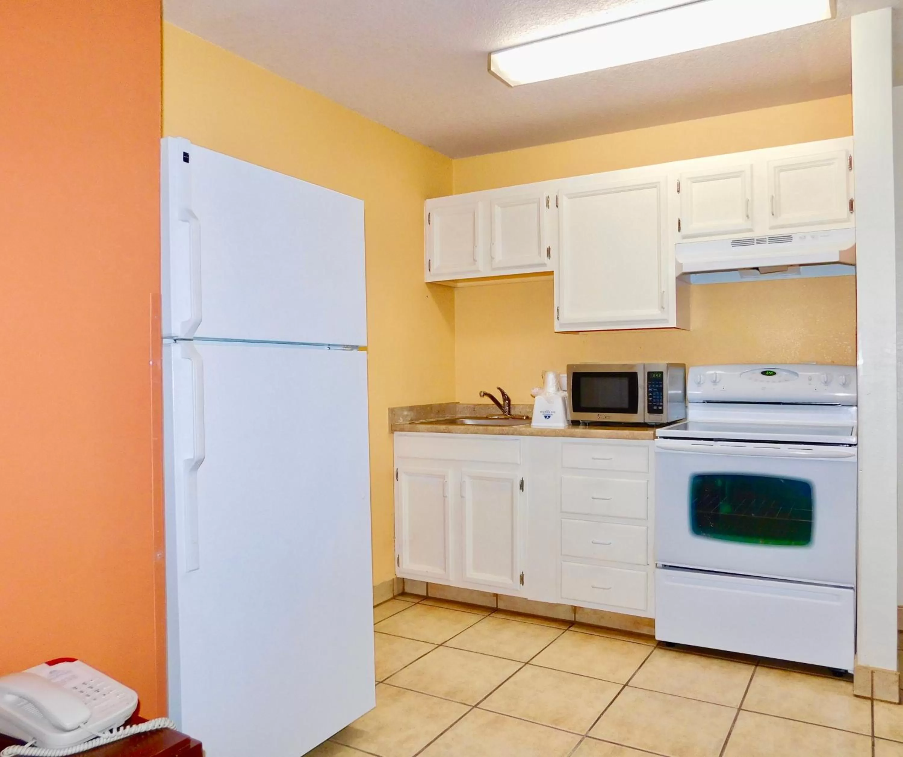 Kitchen or kitchenette in Americas Best Value Inn & Suites Anchorage Airport