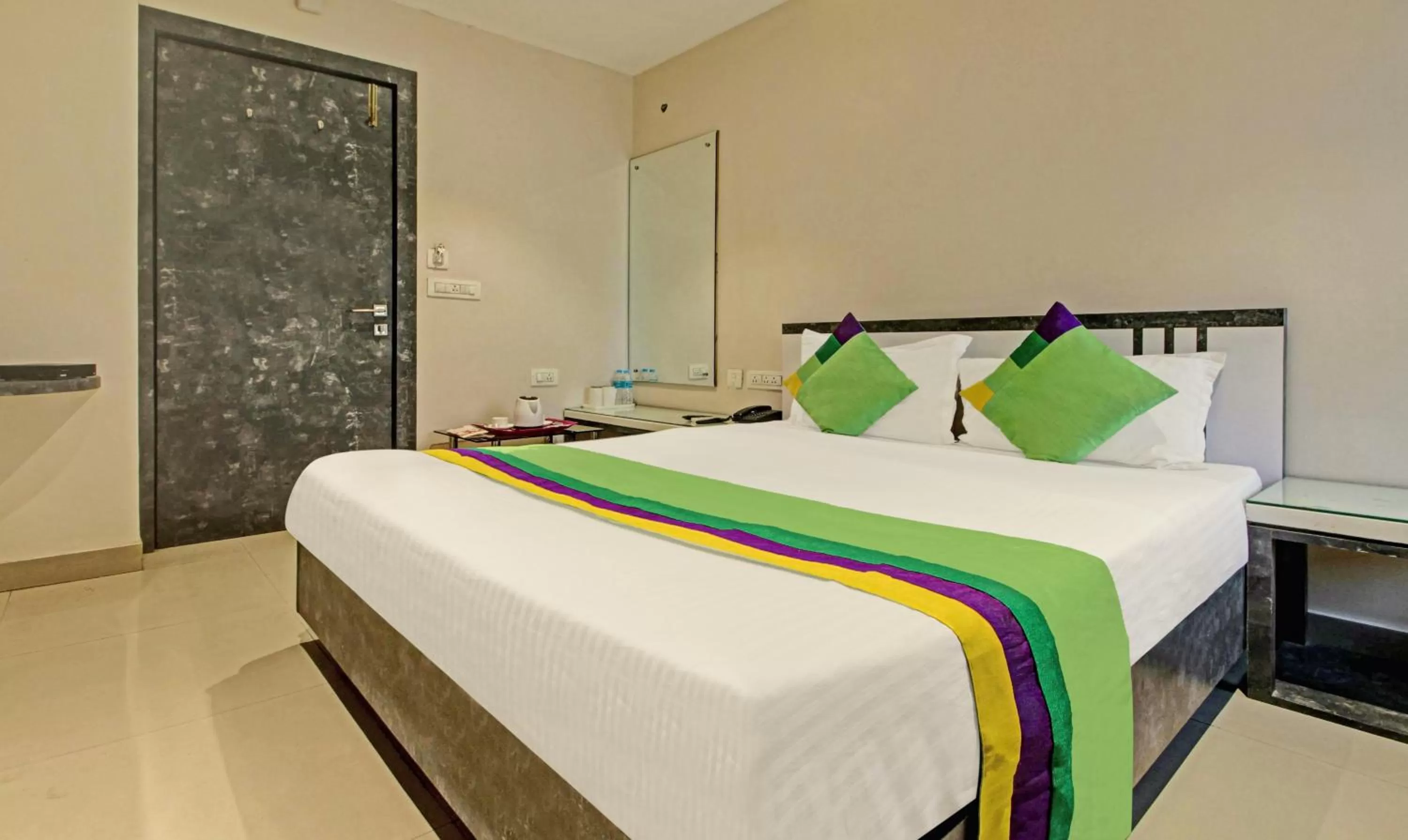 Bed in Treebo Trend Glassotel Ruby