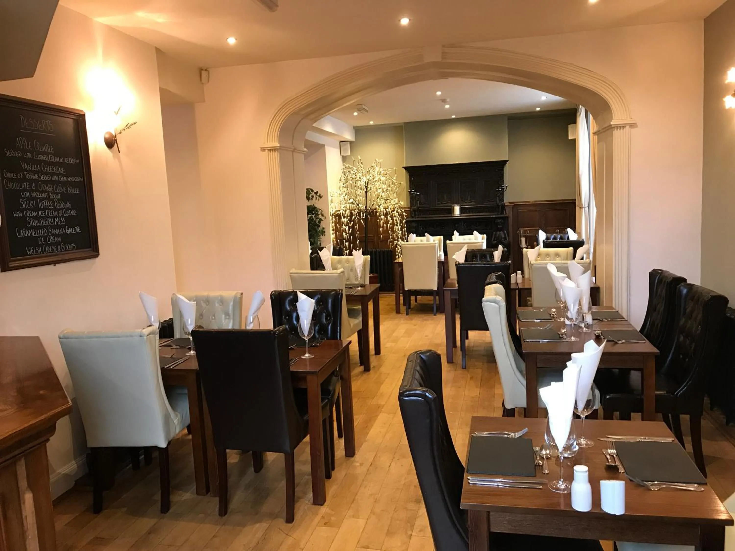 Restaurant/places to eat in Aberdunant Hall