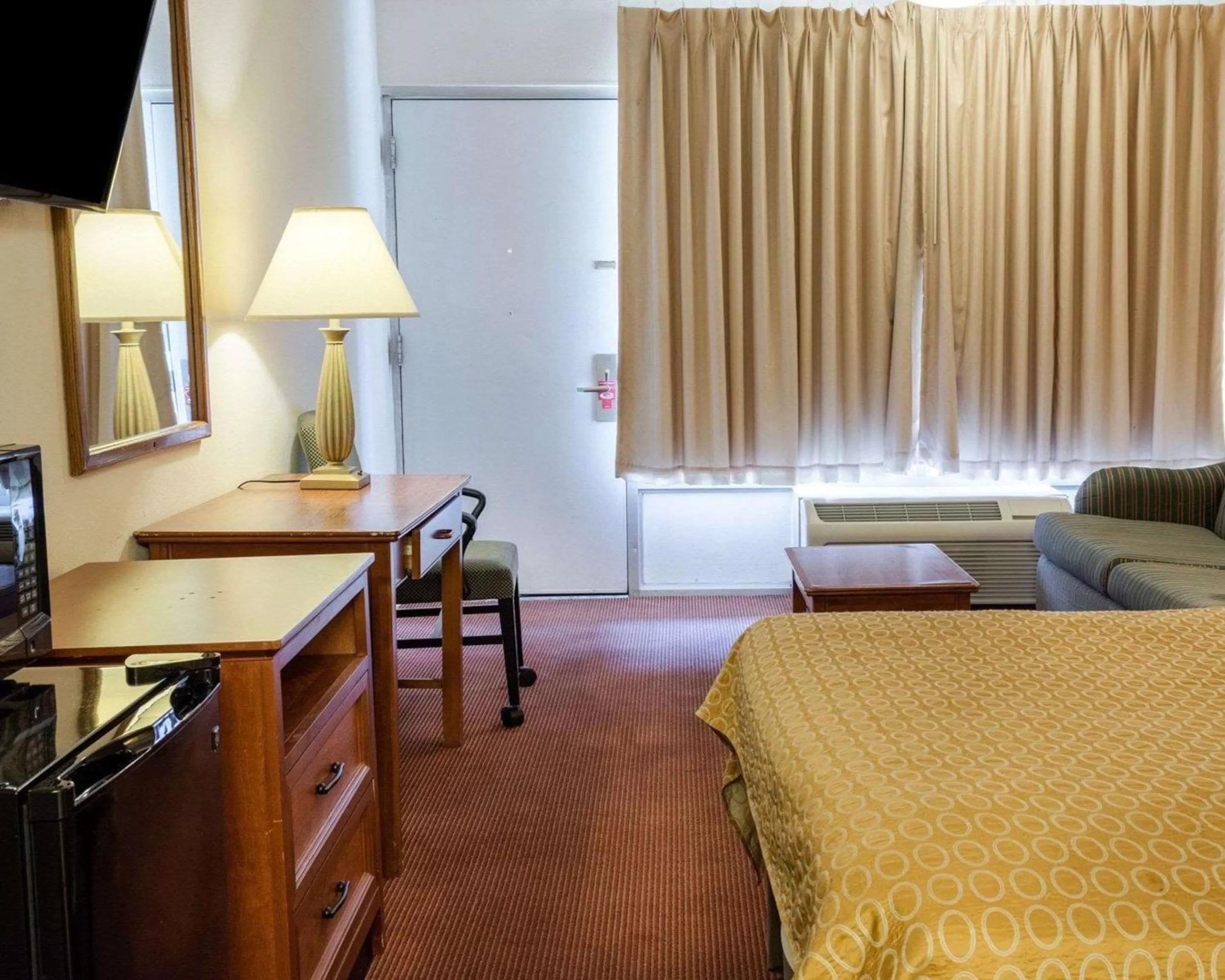 Photo of the whole room, Bed in Rodeway Inn Colonial Heights I-95