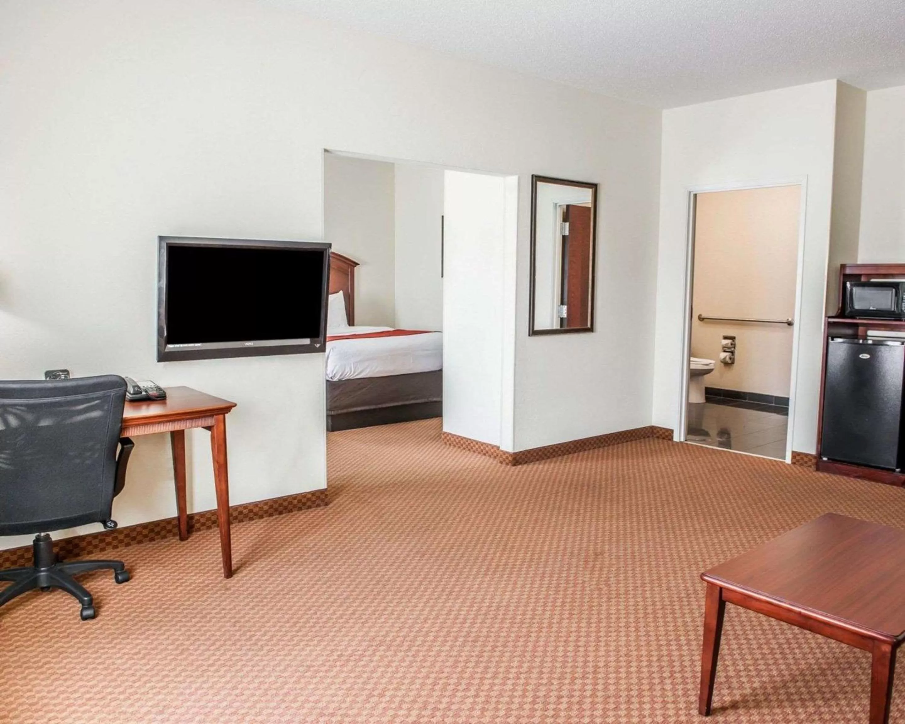 Photo of the whole room in Comfort Suites near Indianapolis Airport