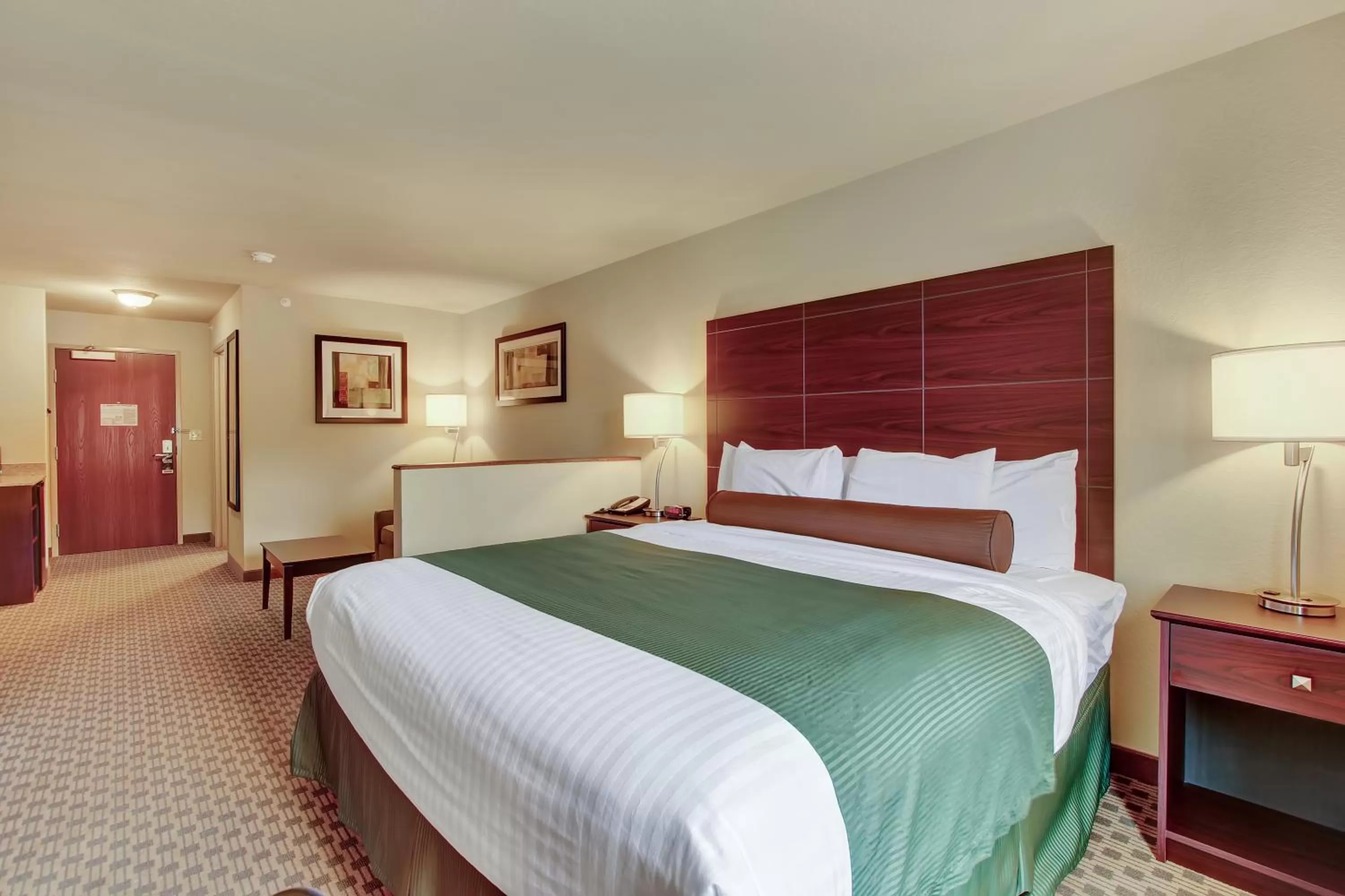 Bed in Cobblestone Hotel & Suites - Waynesboro
