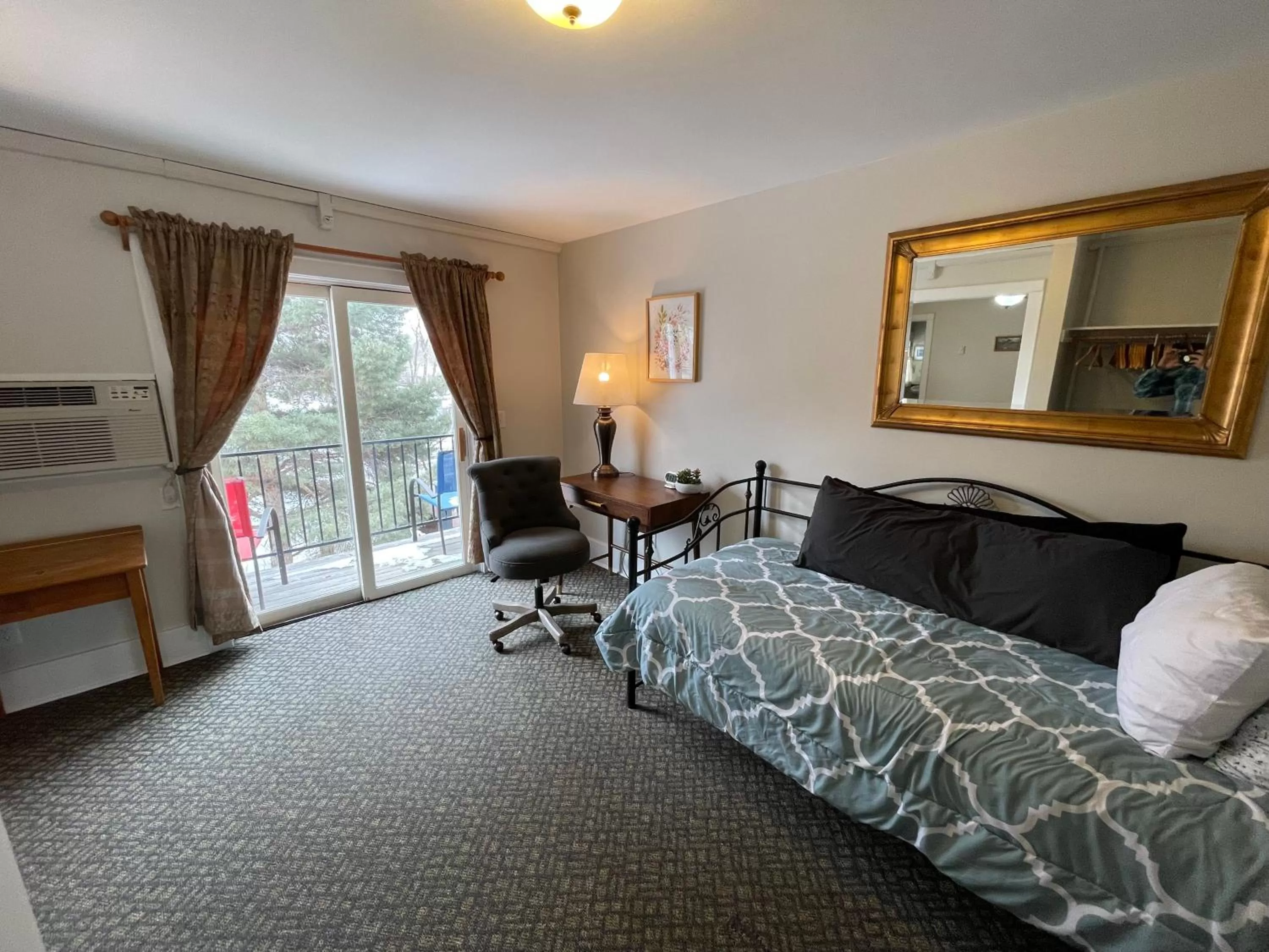 Bed, Seating Area in Goldsmith's River Front Inn