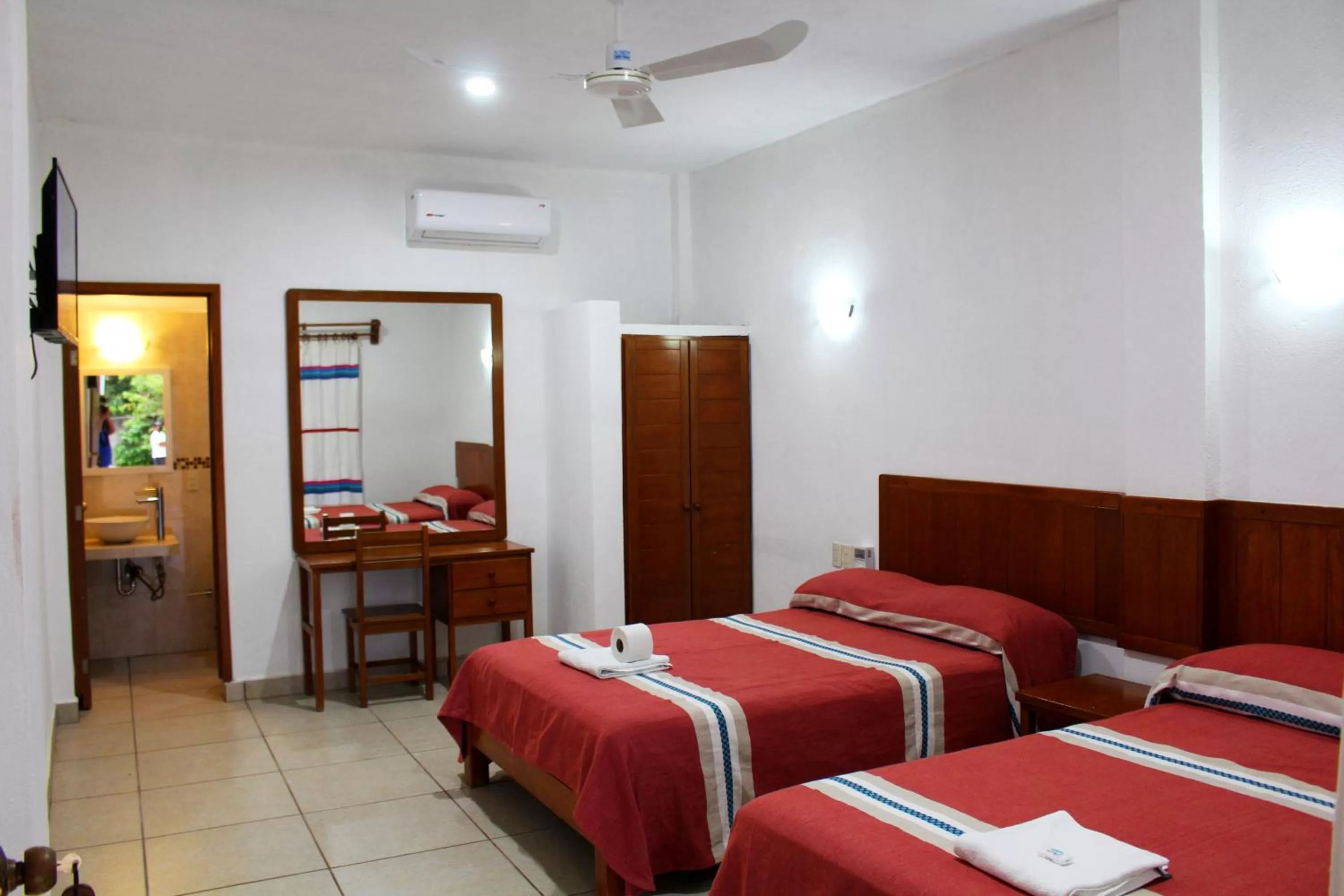 Shower, Bed in Hotel VidaMar