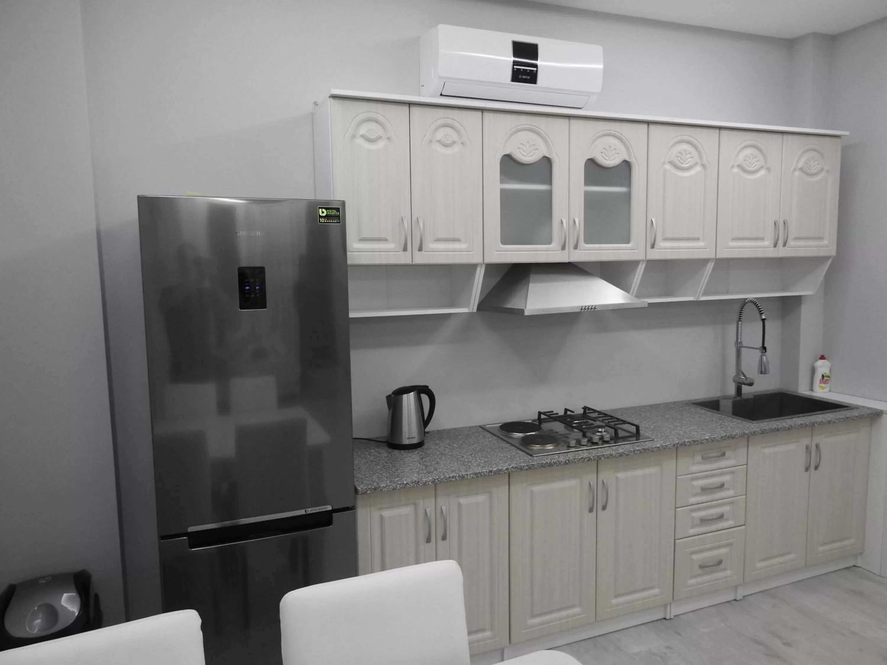 Coffee/tea facilities, Kitchen/Kitchenette in Iko's Family Apartments