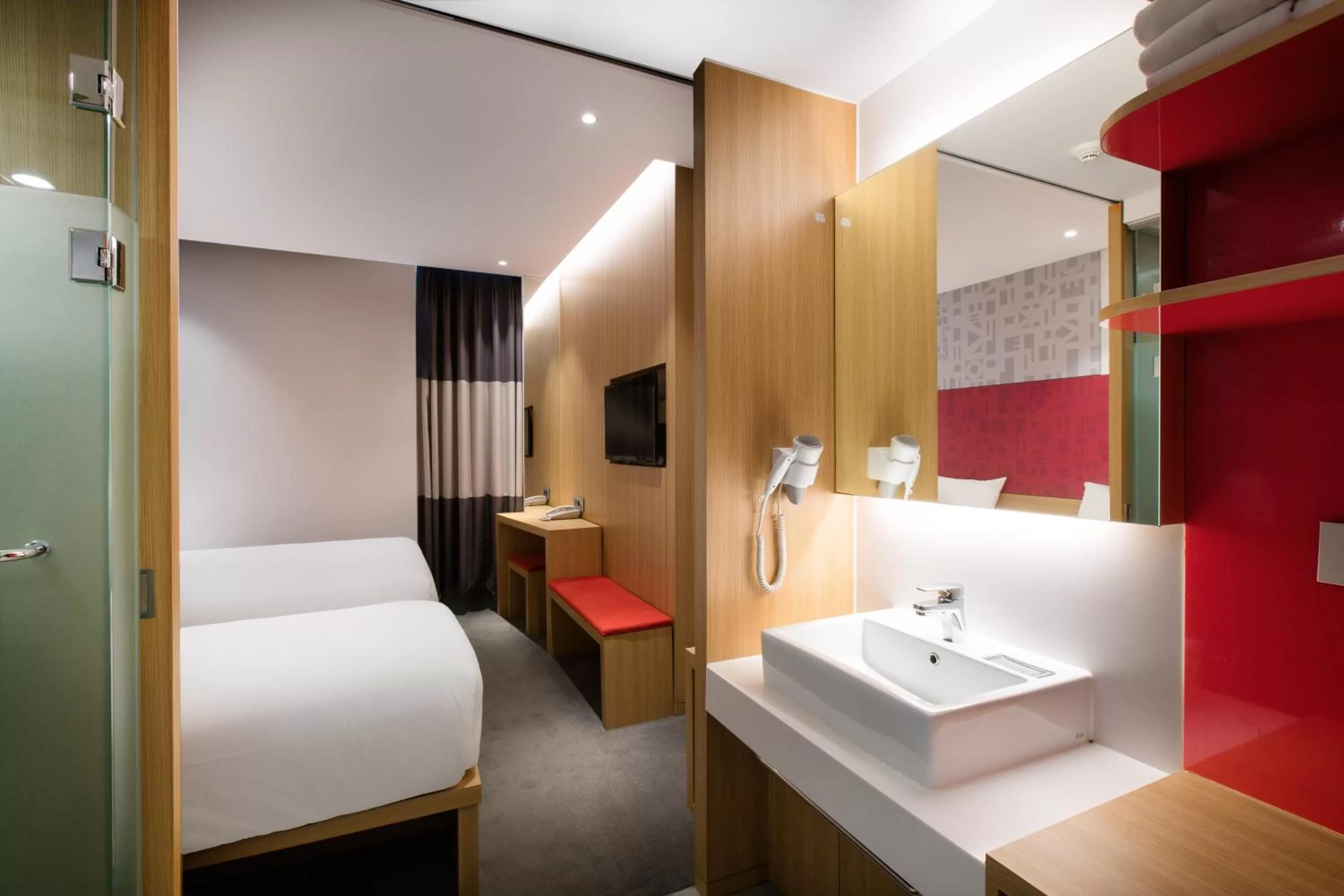 Decorative detail, Bed in Travelodge Dongdaemun Seoul