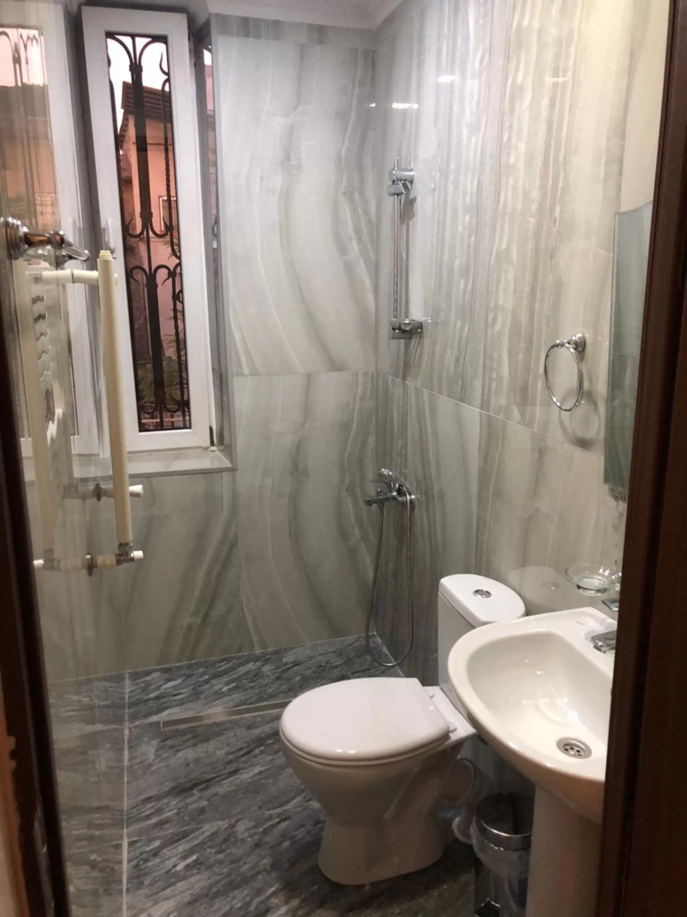 Bathroom in Elross Hotel