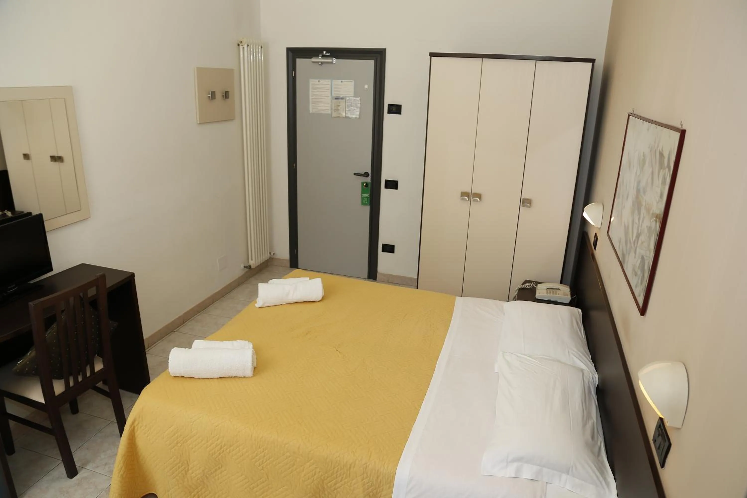 Photo of the whole room, Bed in Hotel Villa Dina