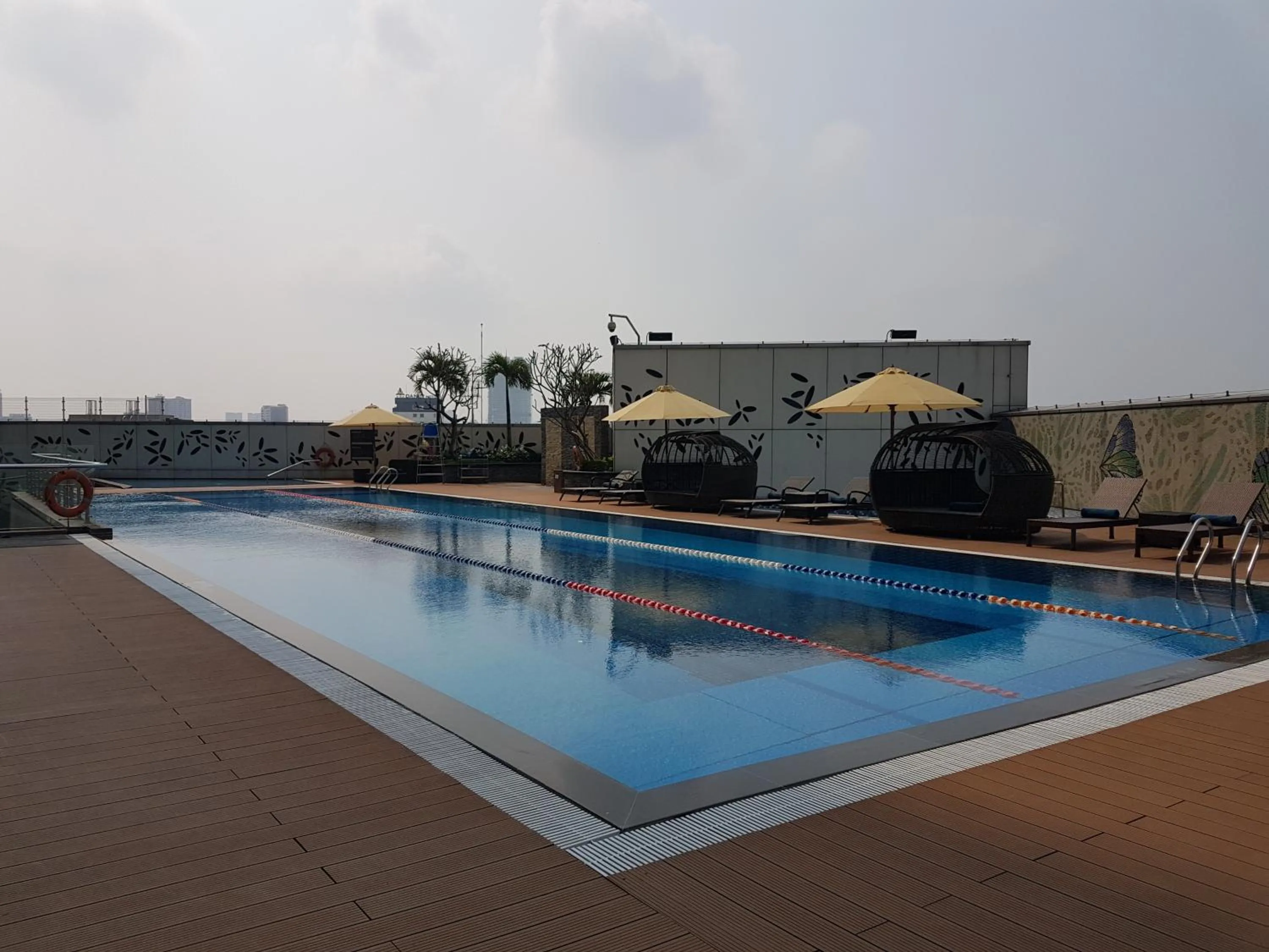 Swimming pool in Lotte The Residence