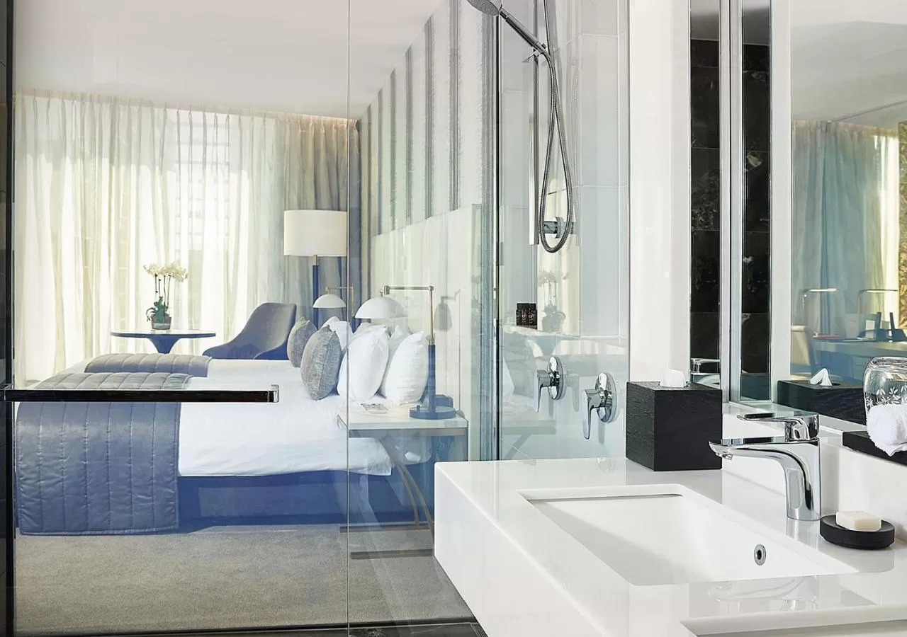 Bathroom, Bed in Emporium Hotel South Bank