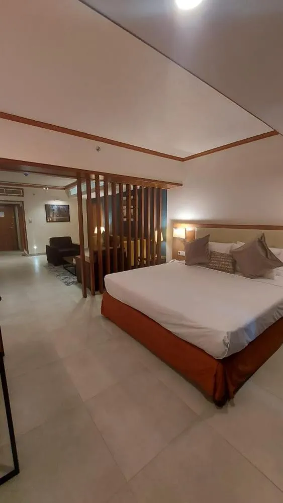 Regent Plaza Hotel & Convention Center