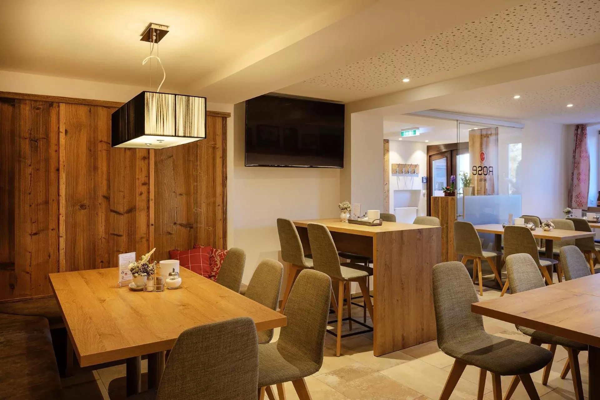 Restaurant/places to eat in ApartHotel Rose