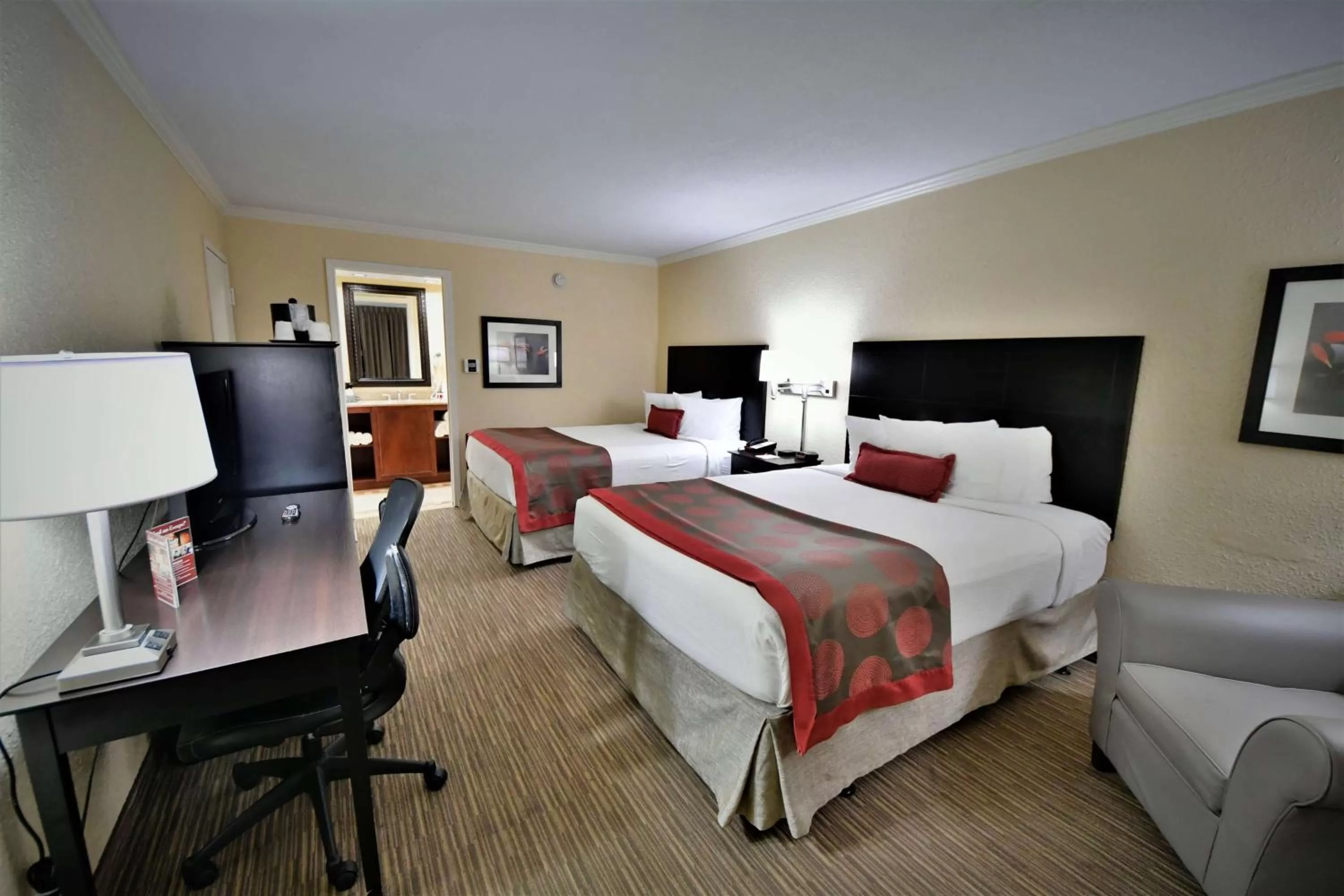 Photo of the whole room, Bed in Ramada by Wyndham Jacksonville Hotel & Conference Center