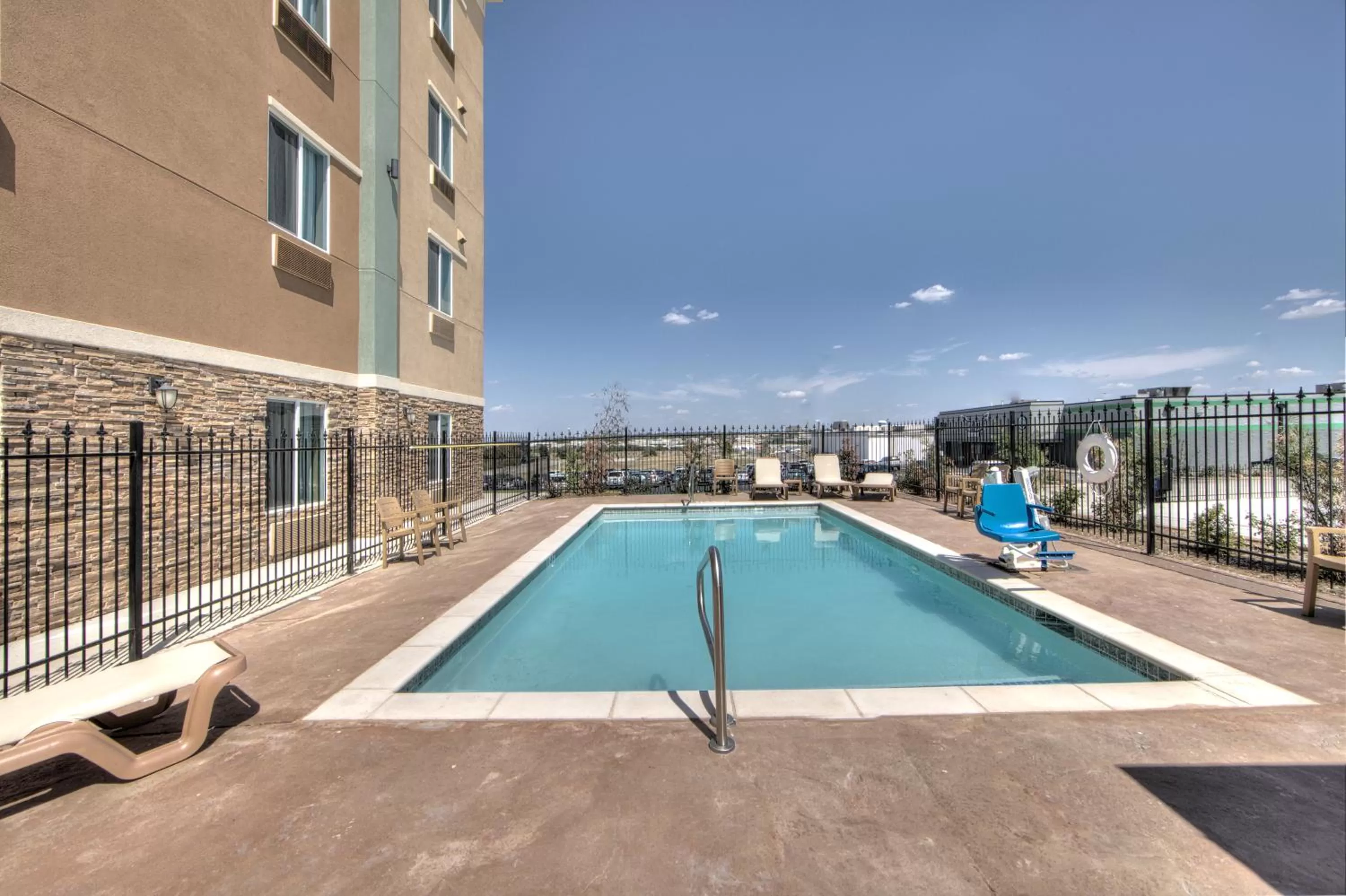 Swimming pool in Comfort Inn & Suites Fort Worth West I-30 NAS JRB