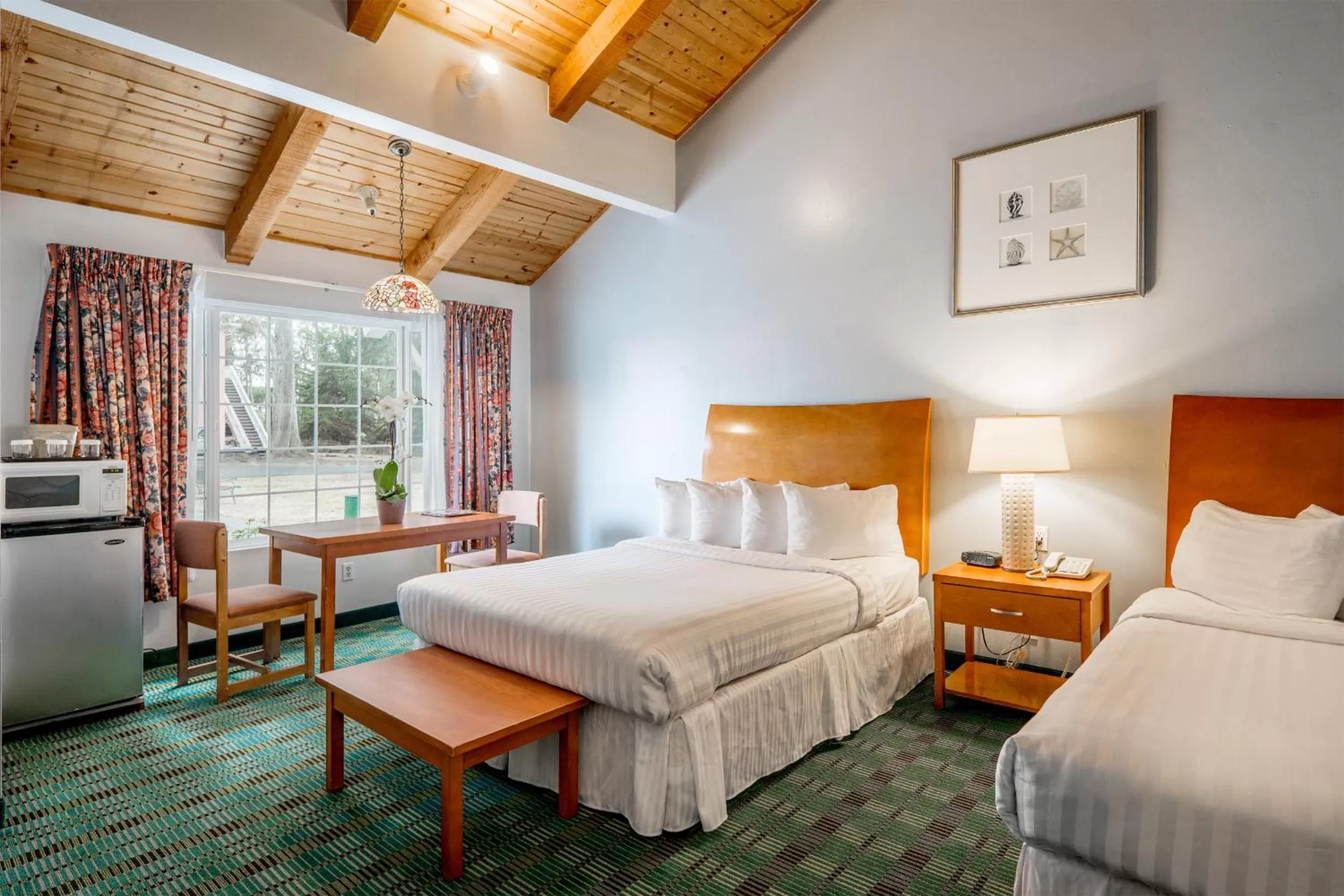 Photo of the whole room, Bed in Butterfly Grove Inn