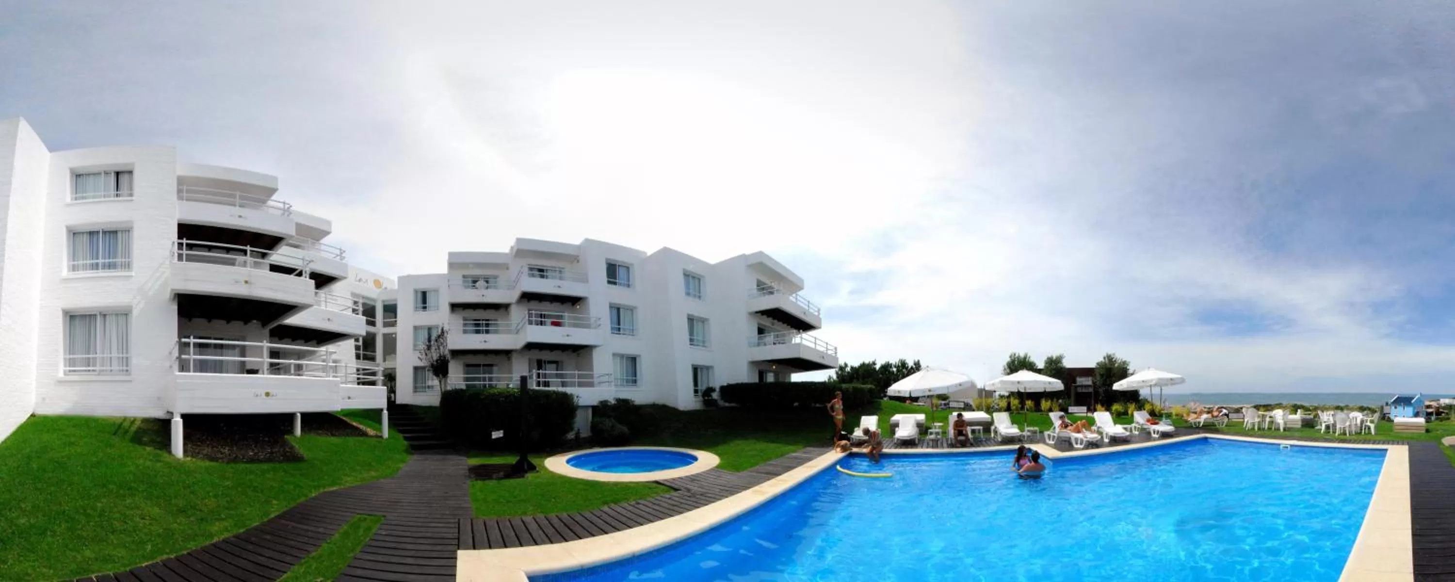 Hot Tub, Property Building in Hotel Las Olas Resort