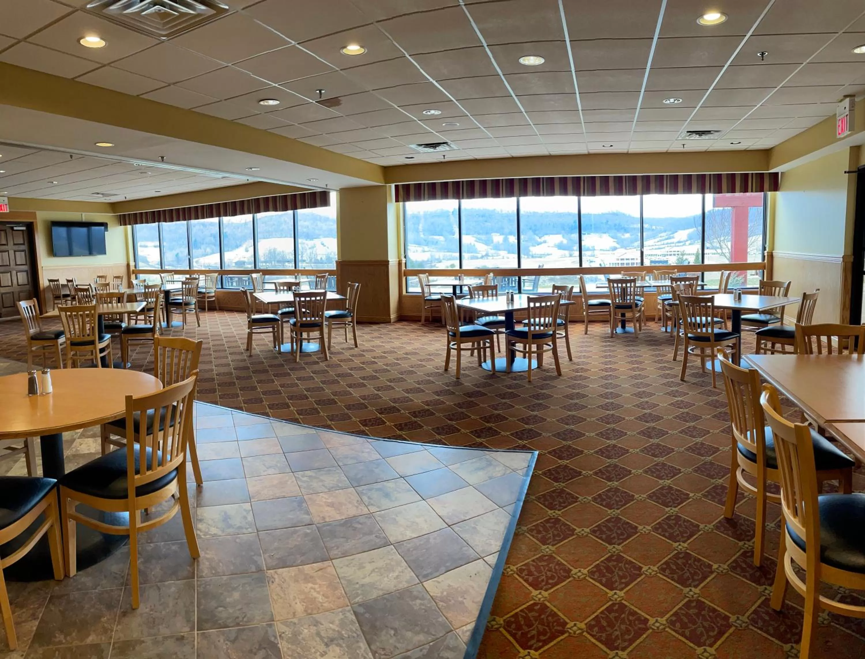 Restaurant/places to eat in Days Inn & Suites by Wyndham Sutton Flatwoods
