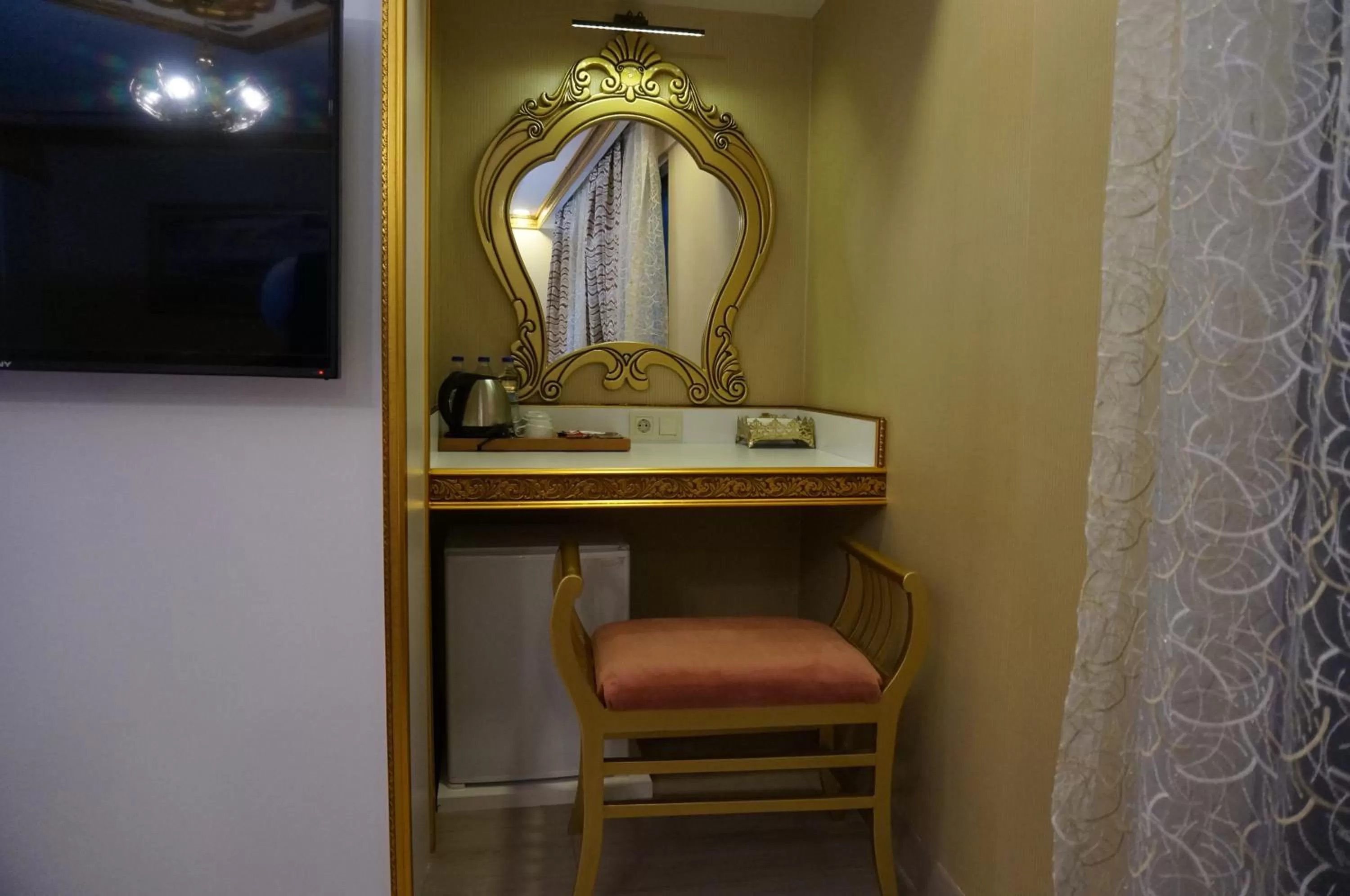 Communal lounge/ TV room in Phosphorion