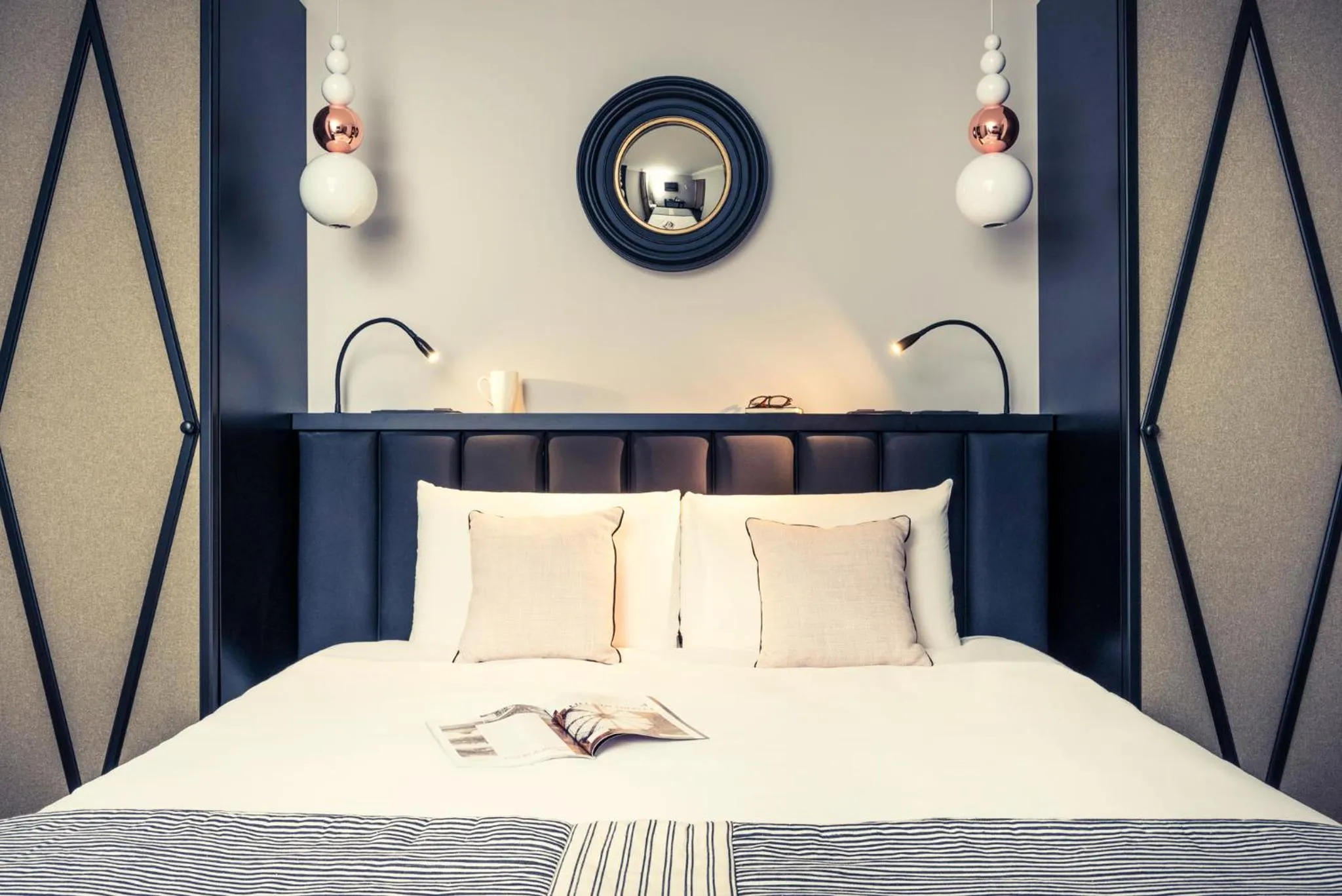 Bed in Mercure Paris Arc de Triomphe Wagram