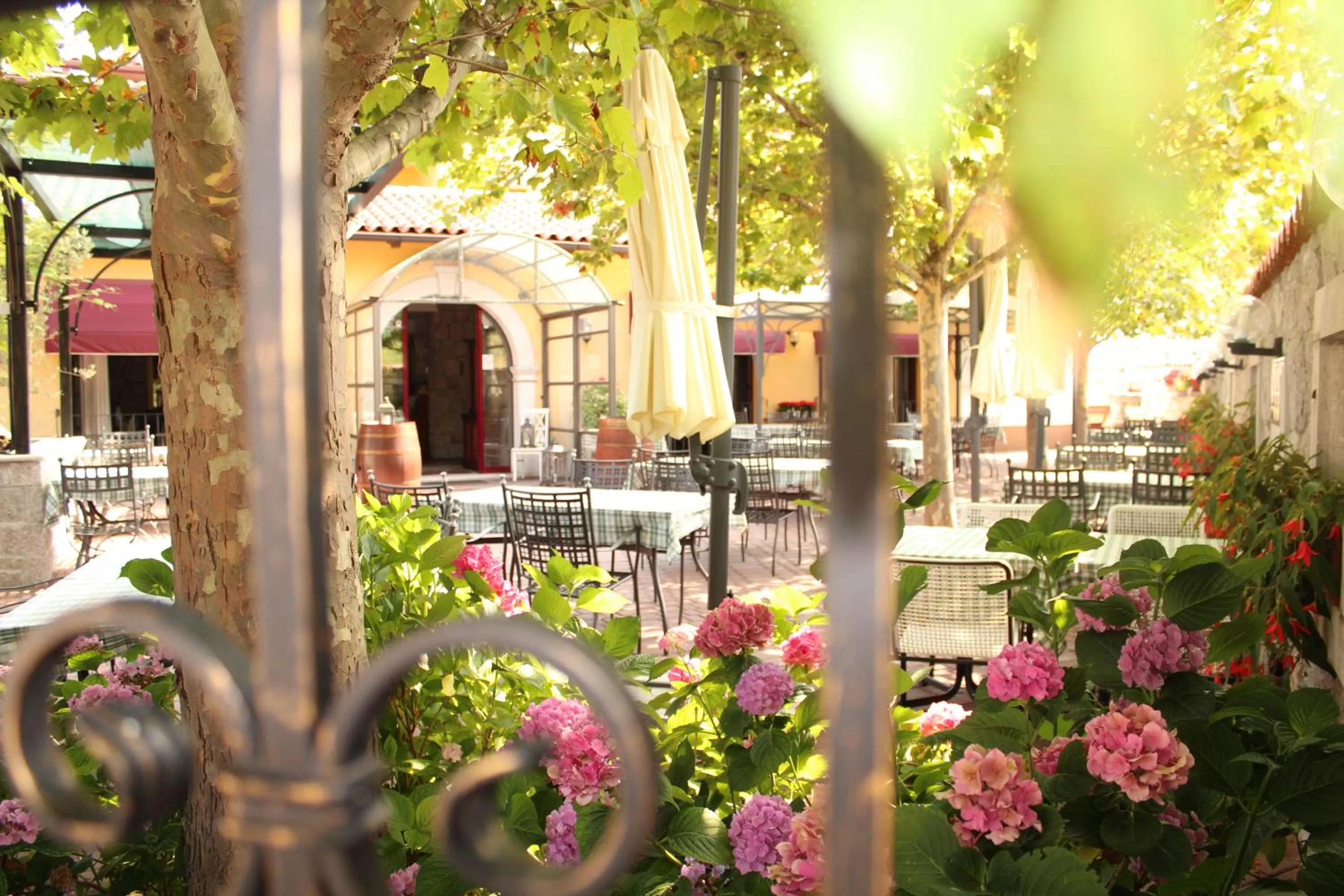 Restaurant/places to eat in Hotel Grahor Depandance